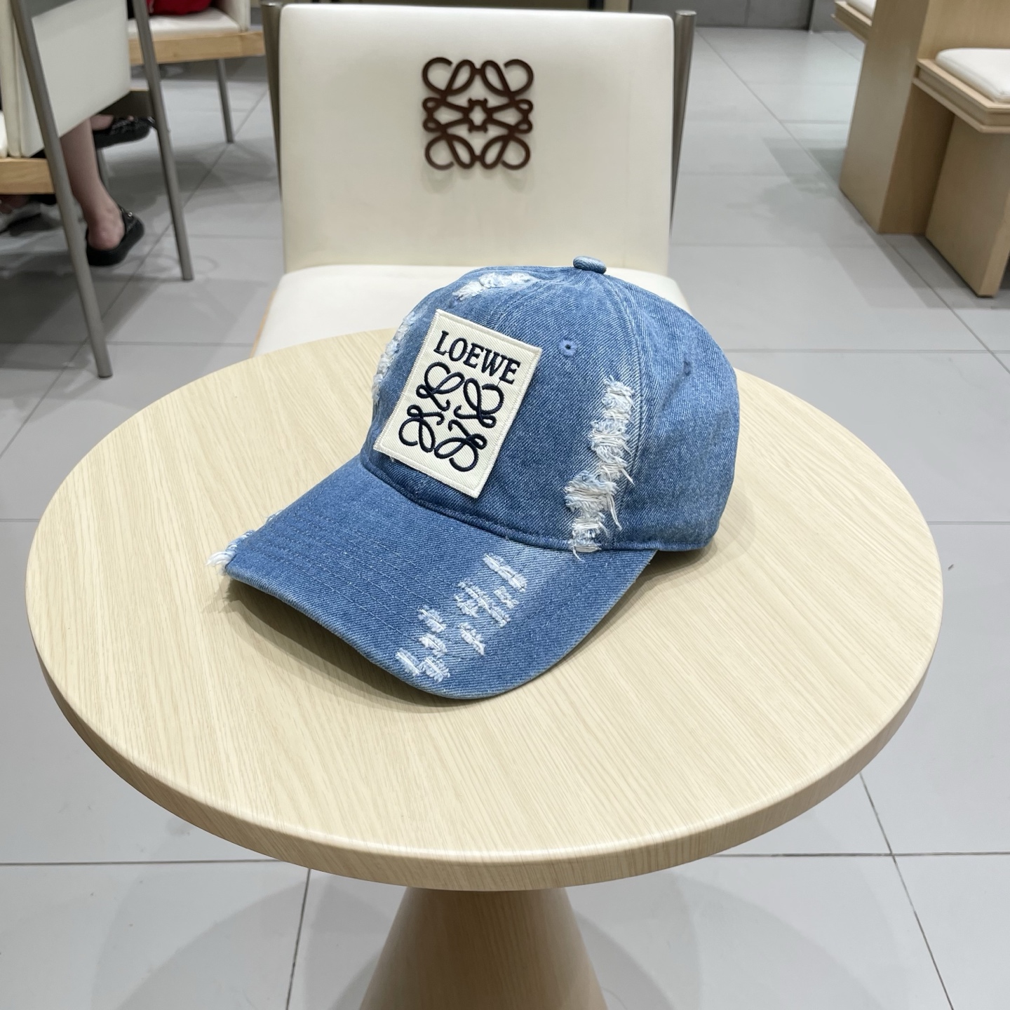  LOEWE罗意威新款洗水牛仔棒球帽
经典罗意威刺绣标志，男女同款
百搭透气，四季可佩戴
