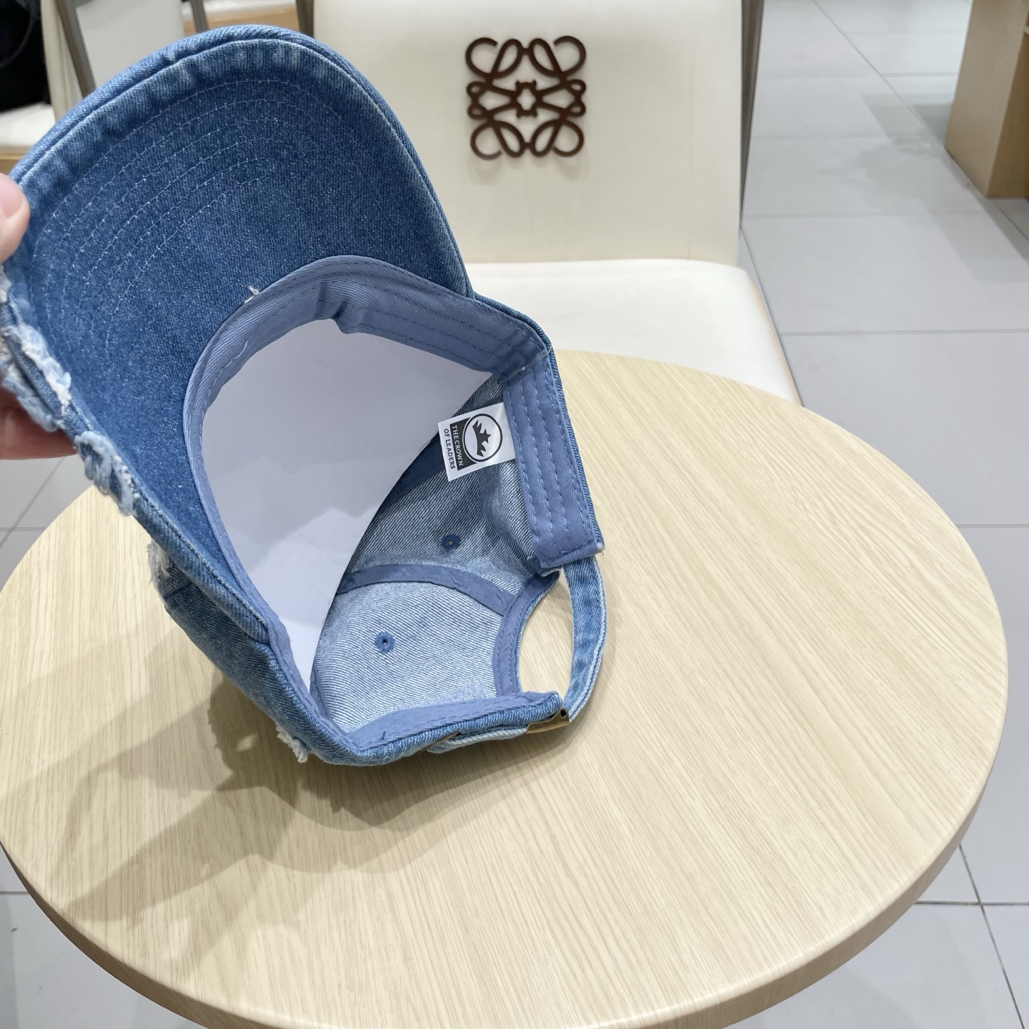  LOEWE罗意威新款洗水牛仔棒球帽
经典罗意威刺绣标志，男女同款
百搭透气，四季可佩戴