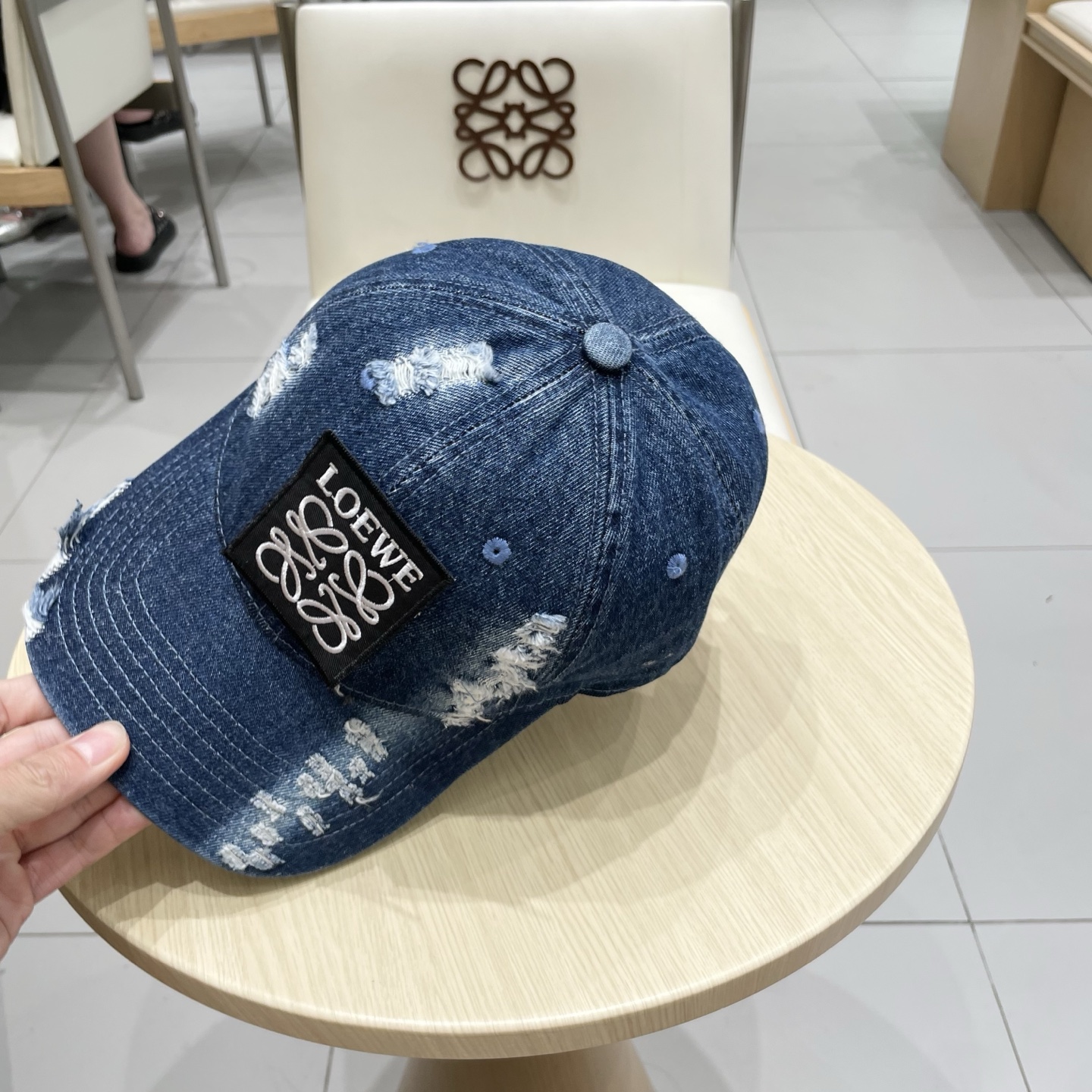  LOEWE罗意威新款洗水牛仔棒球帽
经典罗意威刺绣标志，男女同款
百搭透气，四季可佩戴