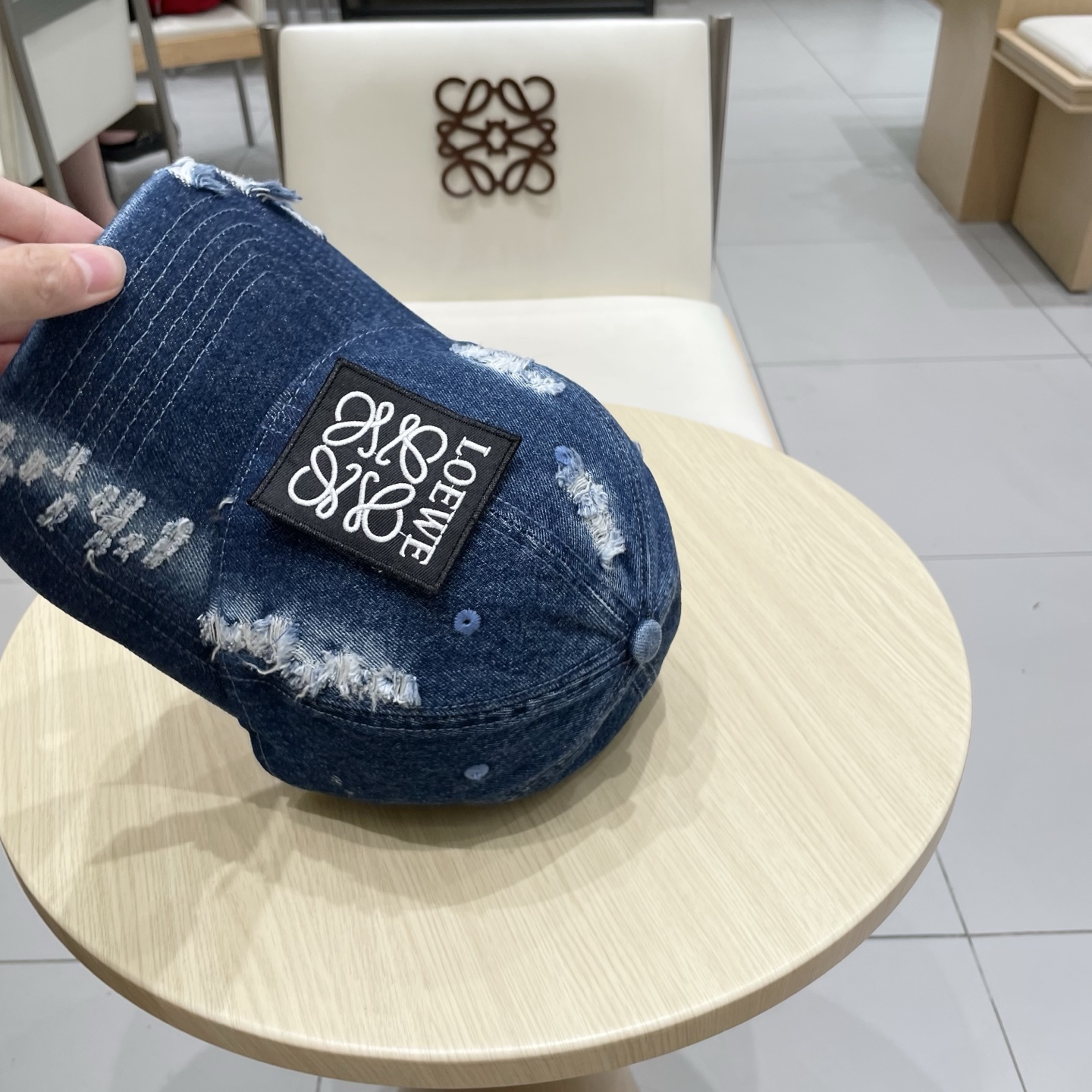  LOEWE罗意威新款洗水牛仔棒球帽
经典罗意威刺绣标志，男女同款
百搭透气，四季可佩戴