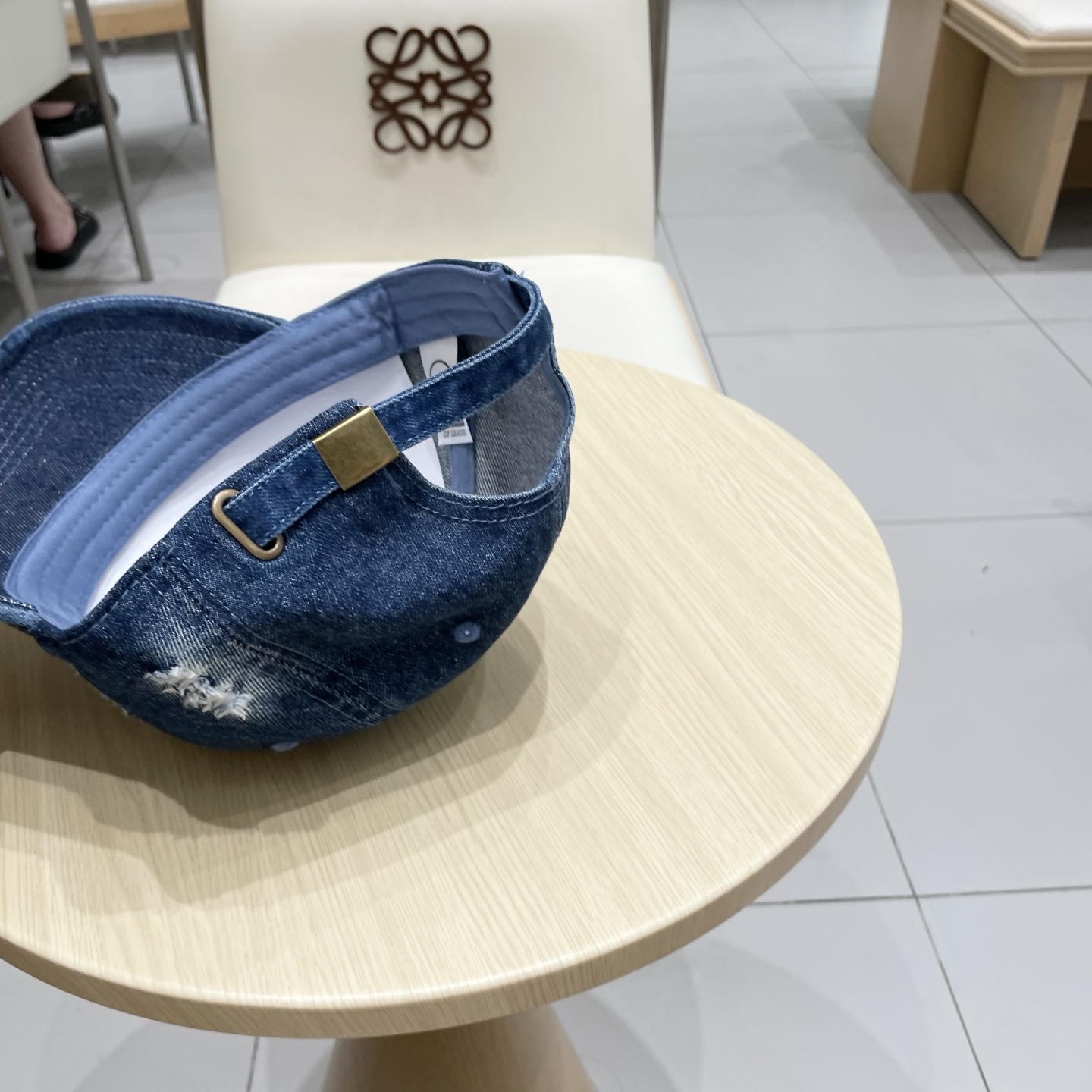  LOEWE罗意威新款洗水牛仔棒球帽
经典罗意威刺绣标志，男女同款
百搭透气，四季可佩戴