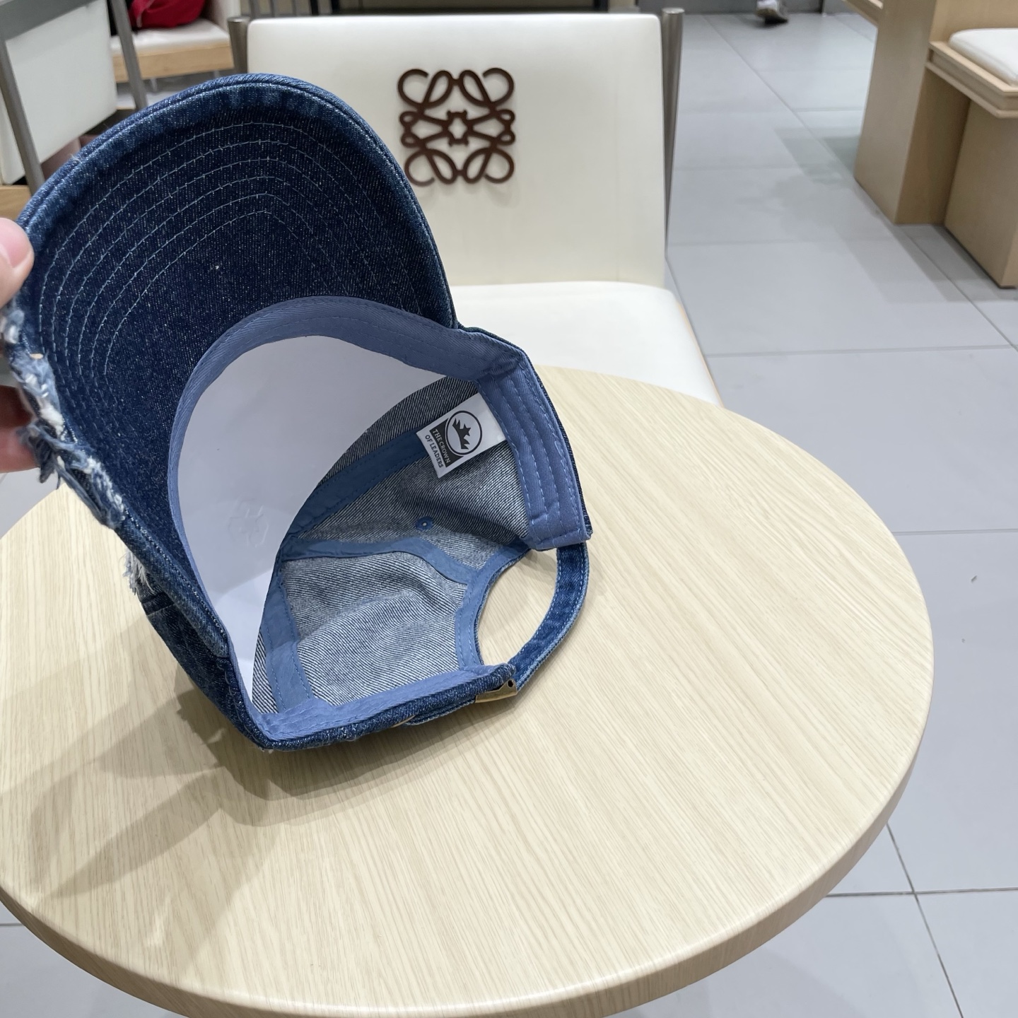  LOEWE罗意威新款洗水牛仔棒球帽
经典罗意威刺绣标志，男女同款
百搭透气，四季可佩戴