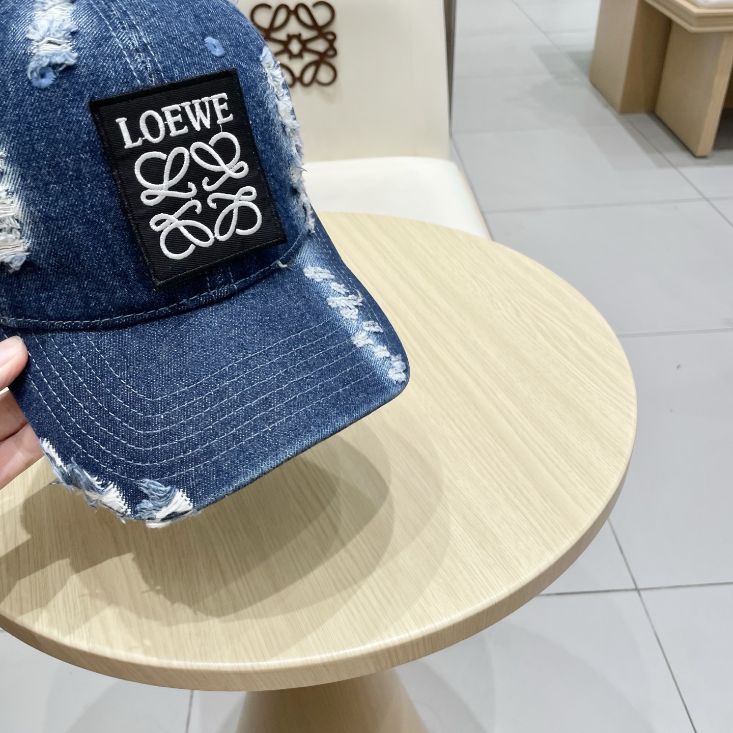  LOEWE罗意威新款洗水牛仔棒球帽
经典罗意威刺绣标志，男女同款
百搭透气，四季可佩戴