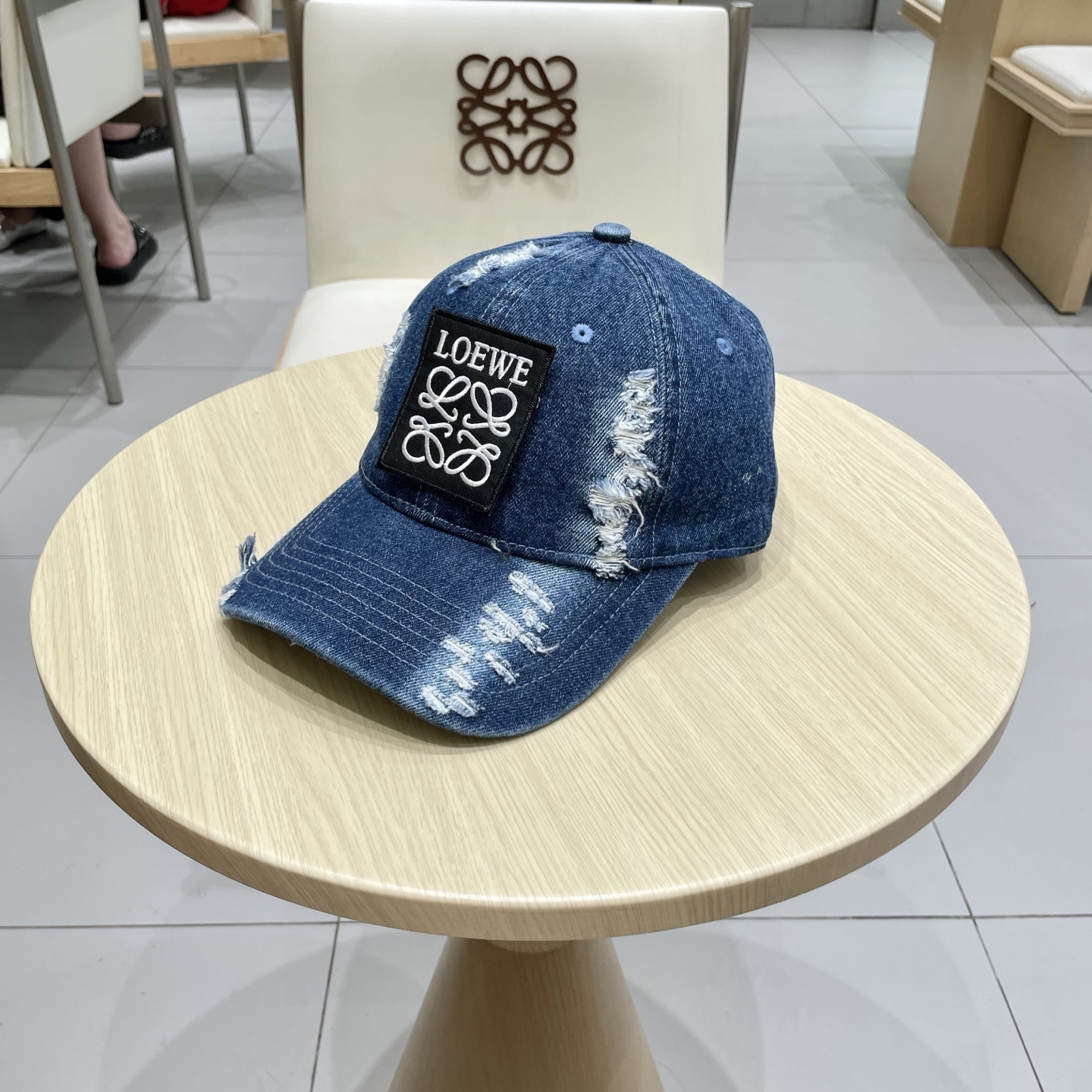  LOEWE罗意威新款洗水牛仔棒球帽
经典罗意威刺绣标志，男女同款
百搭透气，四季可佩戴