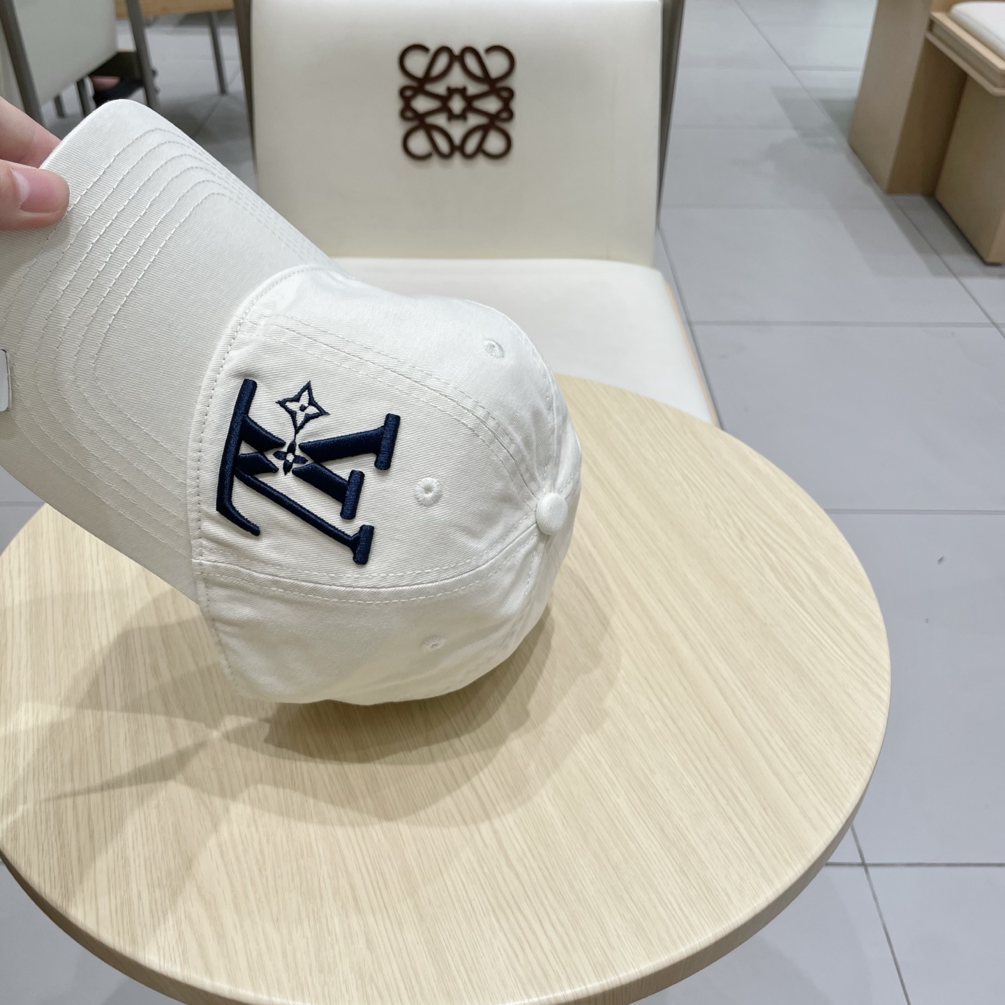  🧢路易威登棒球帽 LouisVuitton😍新款LV棒球帽，重工打造♥️高端大气，百搭款🤗男女通用！跑