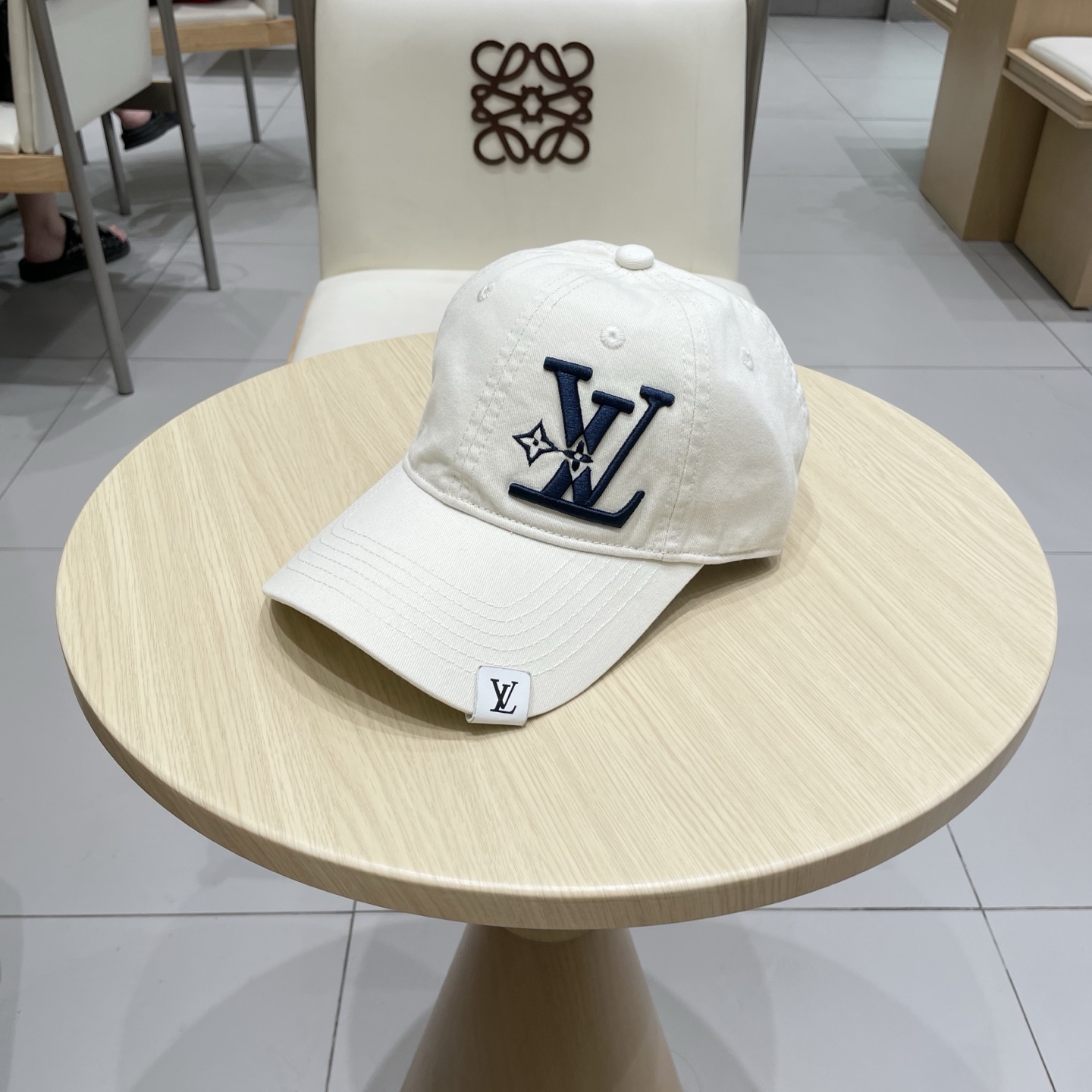  🧢路易威登棒球帽 LouisVuitton😍新款LV棒球帽，重工打造♥️高端大气，百搭款🤗男女通用！跑
