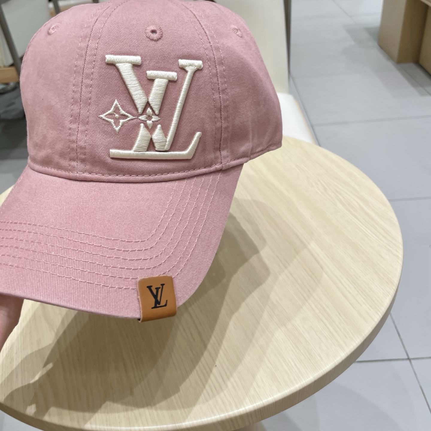  🧢路易威登棒球帽 LouisVuitton😍新款LV棒球帽，重工打造♥️高端大气，百搭款🤗男女通用！跑