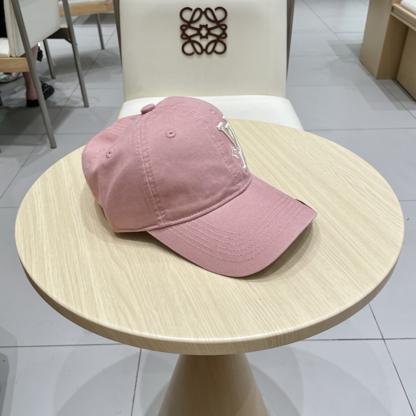  🧢路易威登棒球帽 LouisVuitton😍新款LV棒球帽，重工打造♥️高端大气，百搭款🤗男女通用！跑