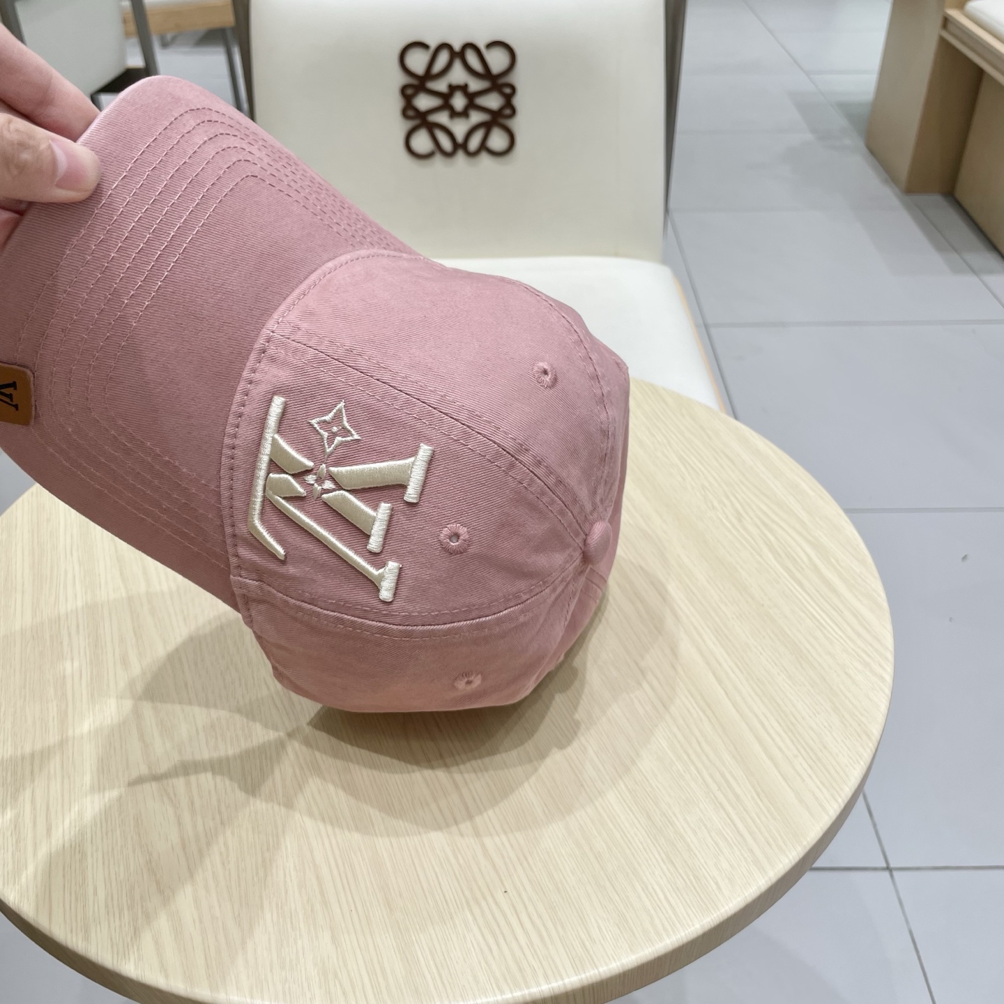  🧢路易威登棒球帽 LouisVuitton😍新款LV棒球帽，重工打造♥️高端大气，百搭款🤗男女通用！跑