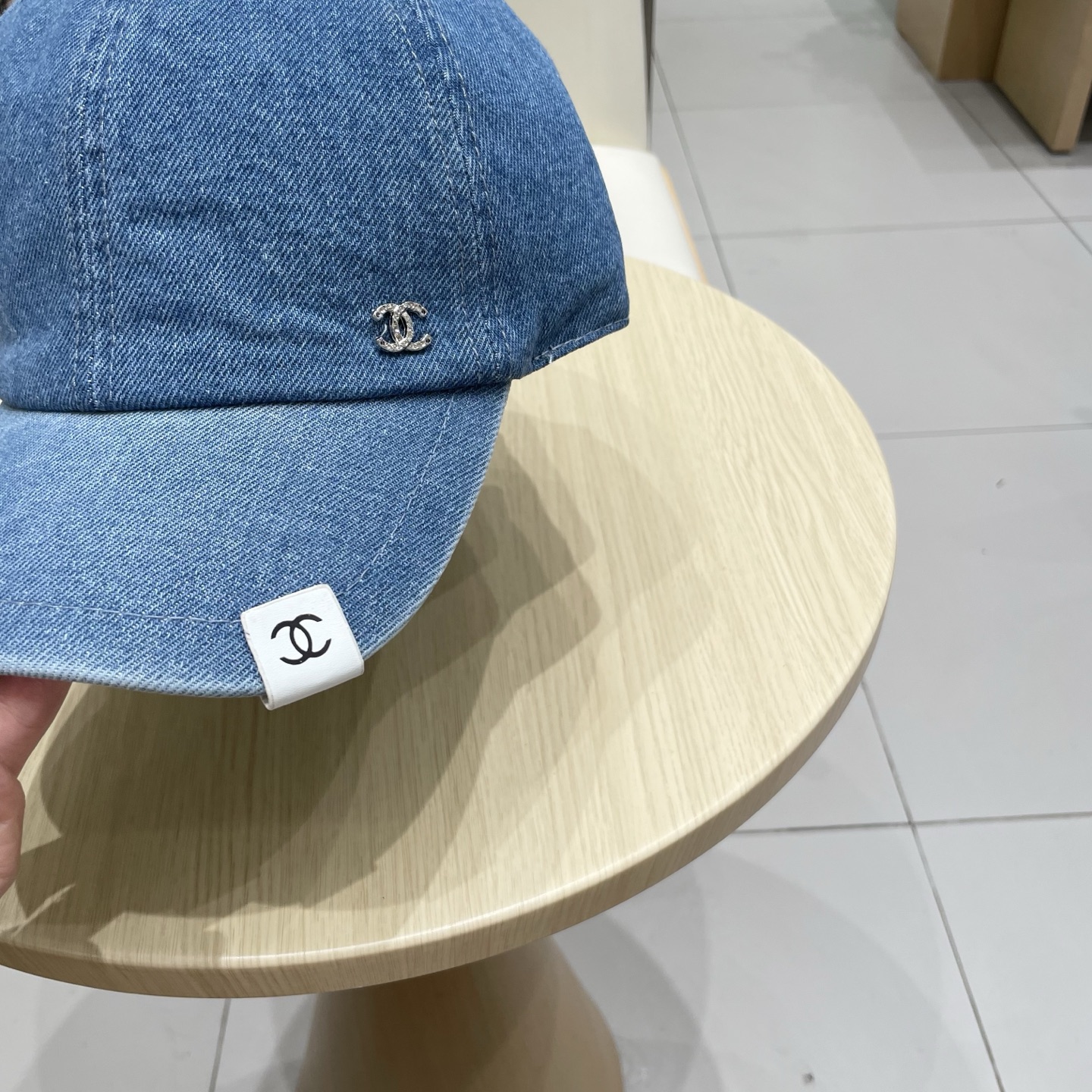  CHANEL香奈儿新款🆕牛仔蓝复古款式棒球帽🧢🔸 节假日旅游带它出去美美哒❕  中古款哟.这种帽子不容