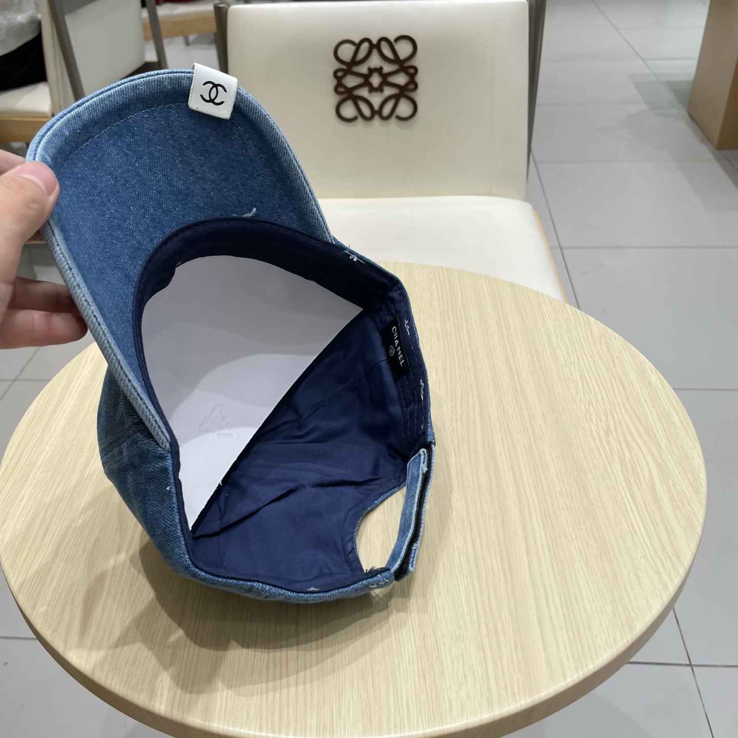  CHANEL香奈儿新款🆕牛仔蓝复古款式棒球帽🧢🔸 节假日旅游带它出去美美哒❕  中古款哟.这种帽子不容