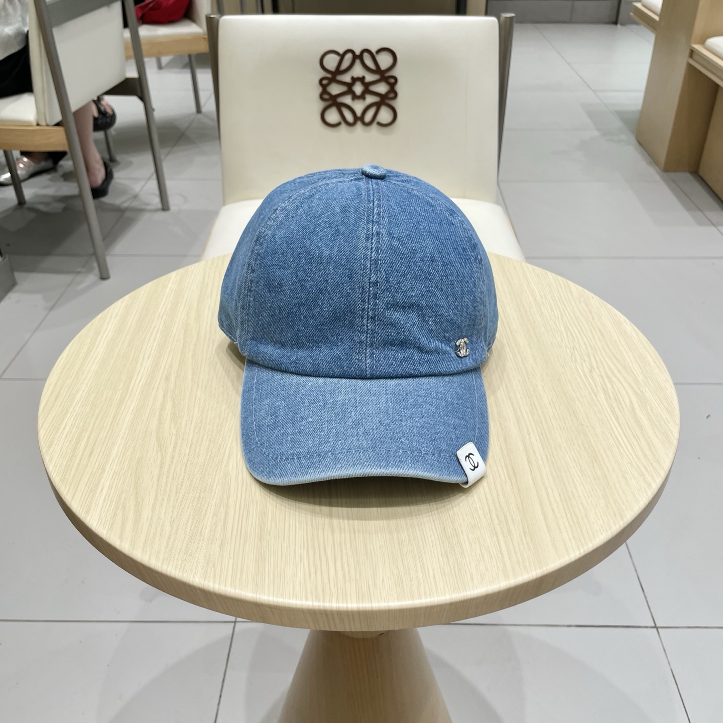  CHANEL香奈儿新款🆕牛仔蓝复古款式棒球帽🧢🔸 节假日旅游带它出去美美哒❕  中古款哟.这种帽子不容