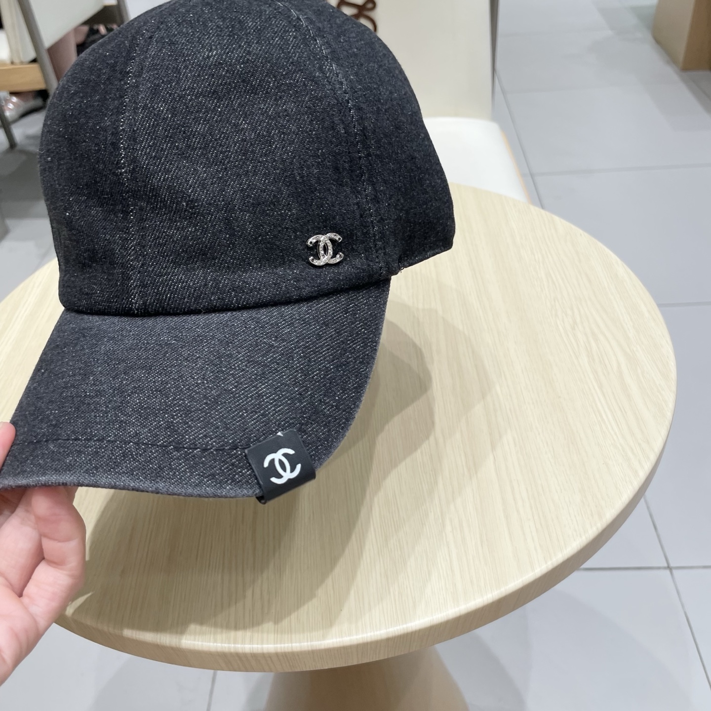  CHANEL香奈儿新款🆕牛仔蓝复古款式棒球帽🧢🔸 节假日旅游带它出去美美哒❕  中古款哟.这种帽子不容