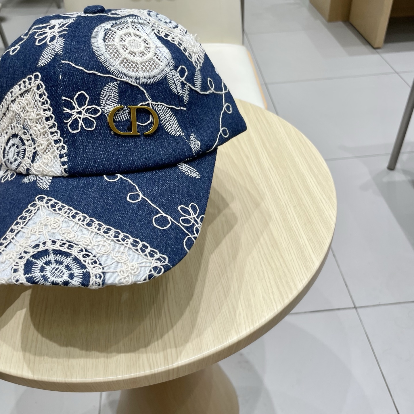 Dior(迪奥)新款刺绣牛仔棒球帽，纯棉内里，轻盈透气！质量超赞，基础头围56，可调节。三色