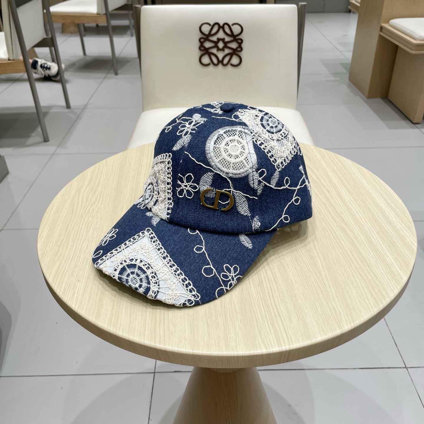  Dior(迪奥)新款刺绣牛仔棒球帽，纯棉内里，轻盈透气！质量超赞，基础头围56，可调节。三色