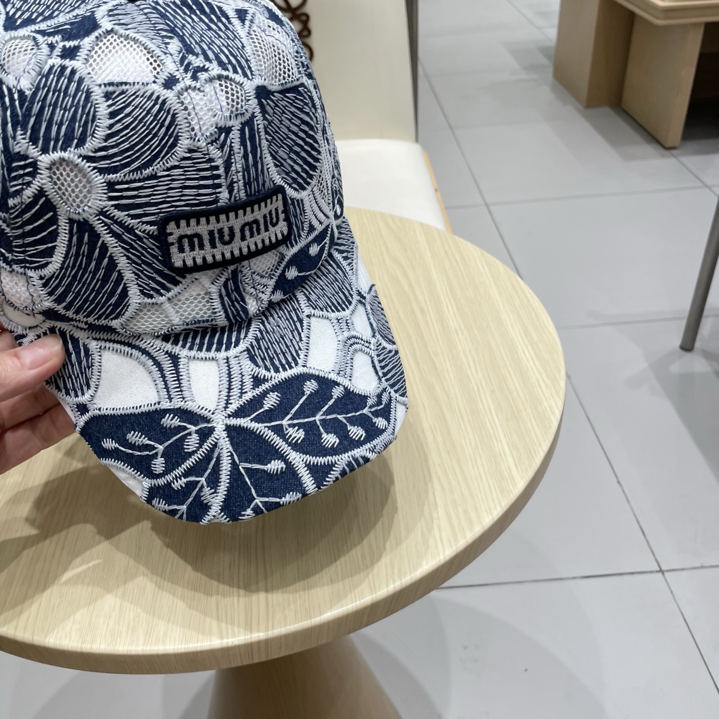  miumiu缪缪 简约棒球帽
当下爆热的色系-街头感十足！
潮流百搭，小红书种草，毒药
Get上你们的