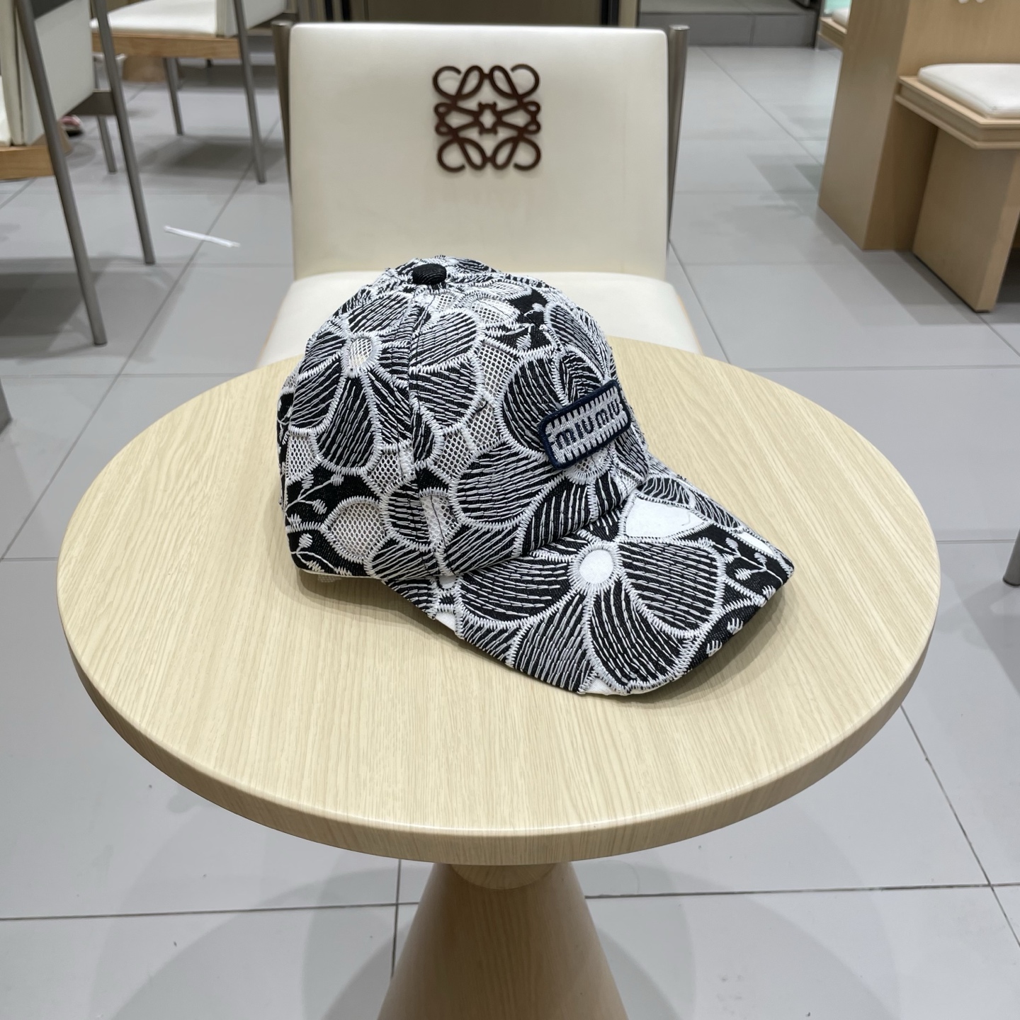  miumiu缪缪 简约棒球帽
当下爆热的色系-街头感十足！
潮流百搭，小红书种草，毒药
Get上你们的