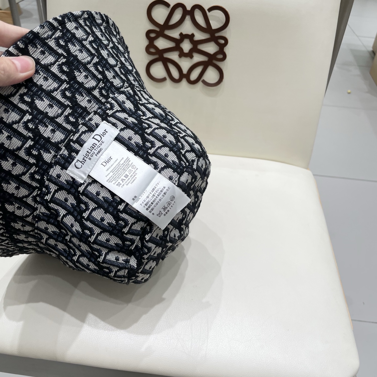 👒迪奥Dior👒 😍官网最新双面满印迪奥logo渔夫帽，防晒指数超高，特别显脸小，有型不软塌，可随意折叠