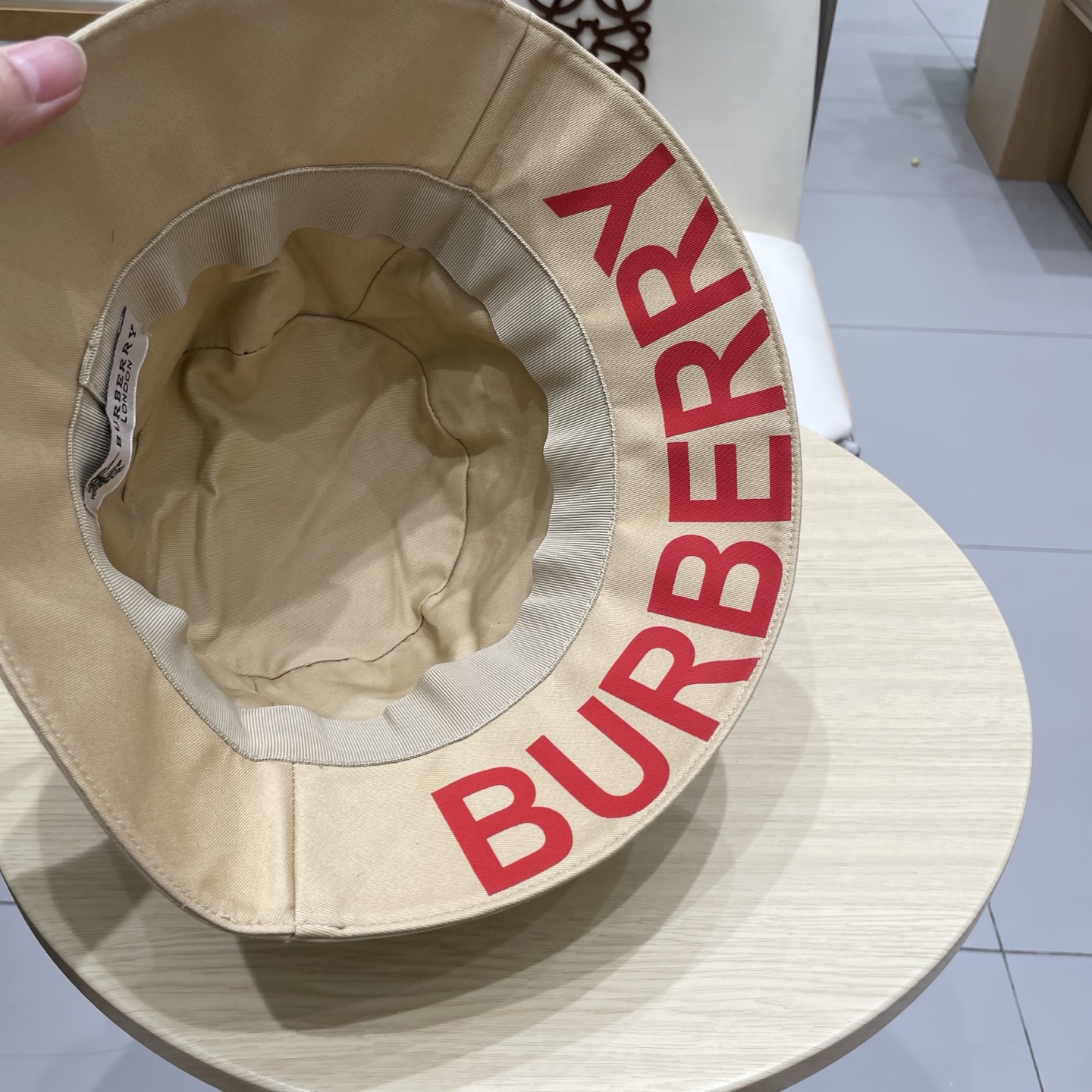  Burberry（巴宝莉）原单渔夫帽  专柜热卖款纯棉内里，轻盈透气。完美版型，对格精准无误，原厂品质