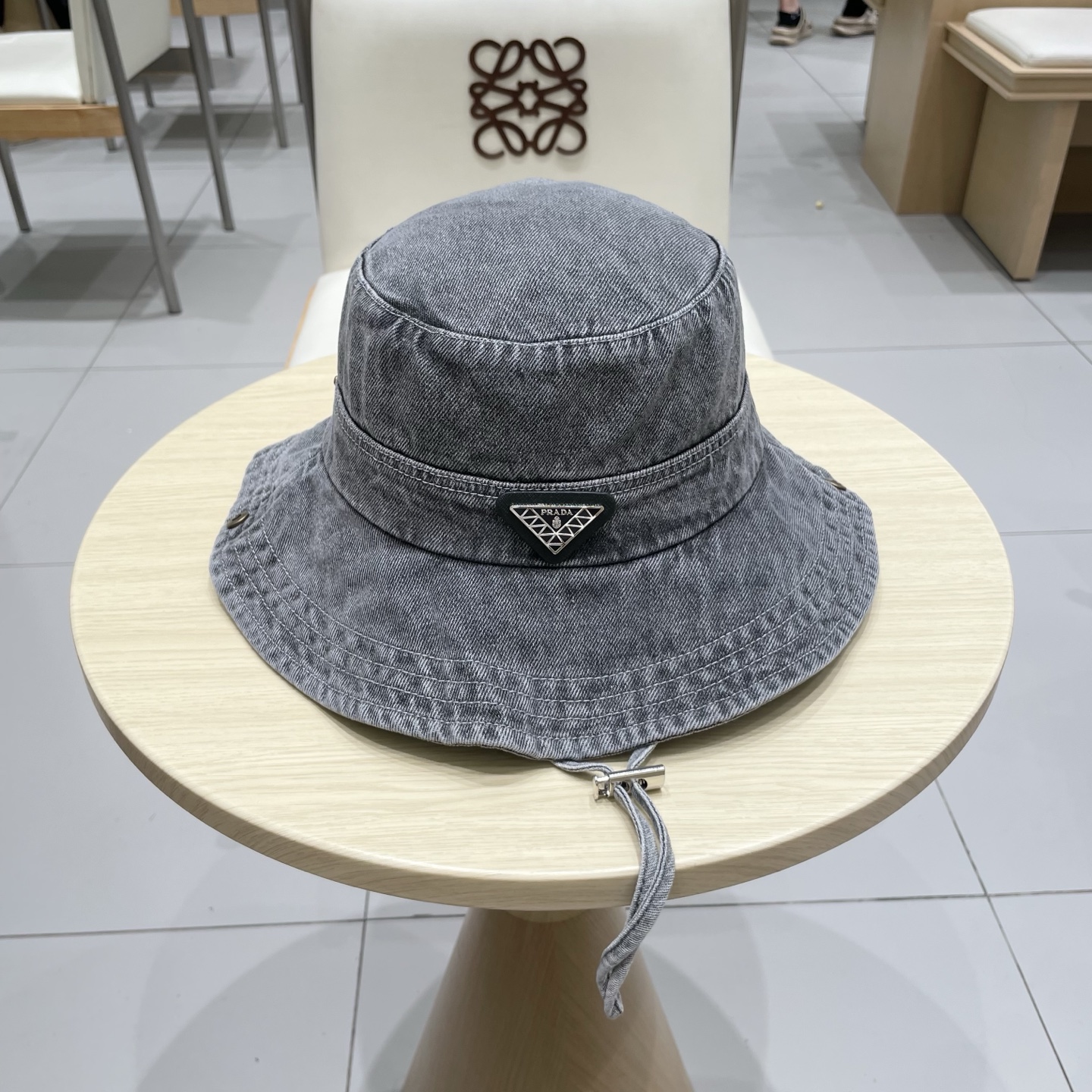NO:350675,Prada Prada D2025 new washing old denim fisherman hat women's face small Japanese big head wing sun protection fashionable versatile basin hat straw hat fisherman hat baseball hat, hat, prada, prada, espadrilles, hatsprada普拉达d2025新款水洗做旧牛仔渔夫帽女显脸小日系大头围防晒洋气百搭盆帽帽子草帽渔夫帽棒球帽,帽子,prada,prada,espadrilles,hats,hat