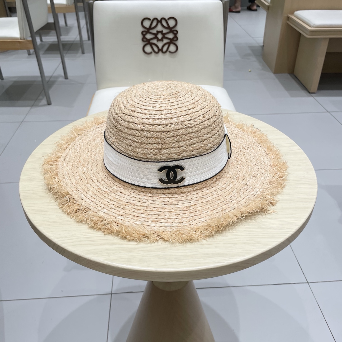 NO:350649,Chanel Chanel Rafi Straw Hat, Beach brim hat, Head circumference 57cm hat Straw Hat Fisherman's hat Baseball hat, Hats, Chanel, Chanel, espadrilles, HatsChanel香奈儿拉菲草帽,沙滩大檐帽,头围57cm帽子草帽渔夫帽棒球帽,帽子,chanel,chanel,espadrilles,hats,hat