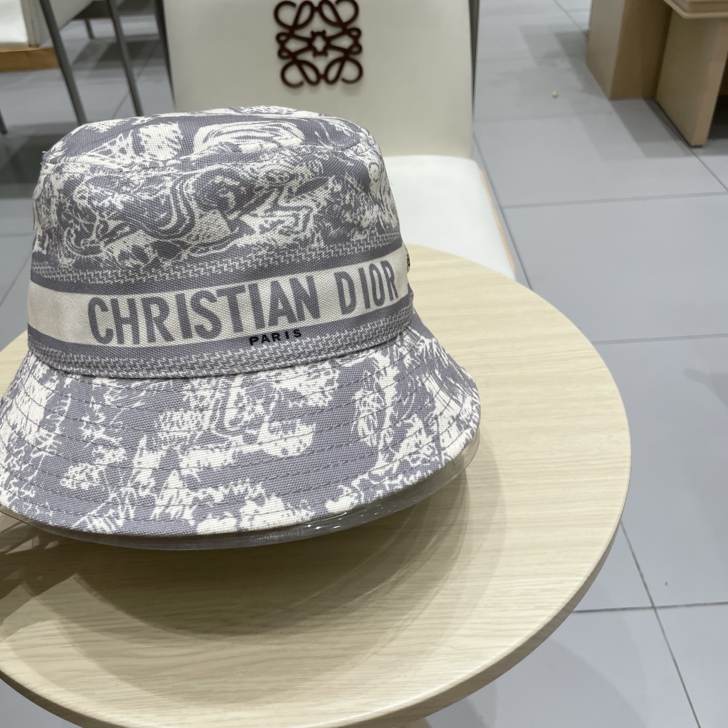  迪奥新款提花渔夫帽
经典老花字母，永不垂朽的时尚
ins博主凹造型小单品🤪