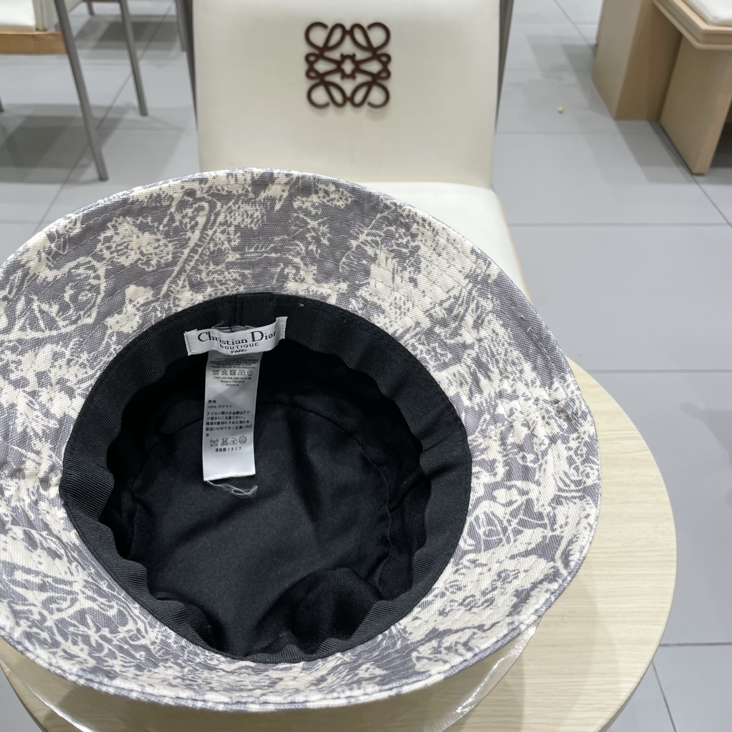  迪奥新款提花渔夫帽
经典老花字母，永不垂朽的时尚
ins博主凹造型小单品🤪