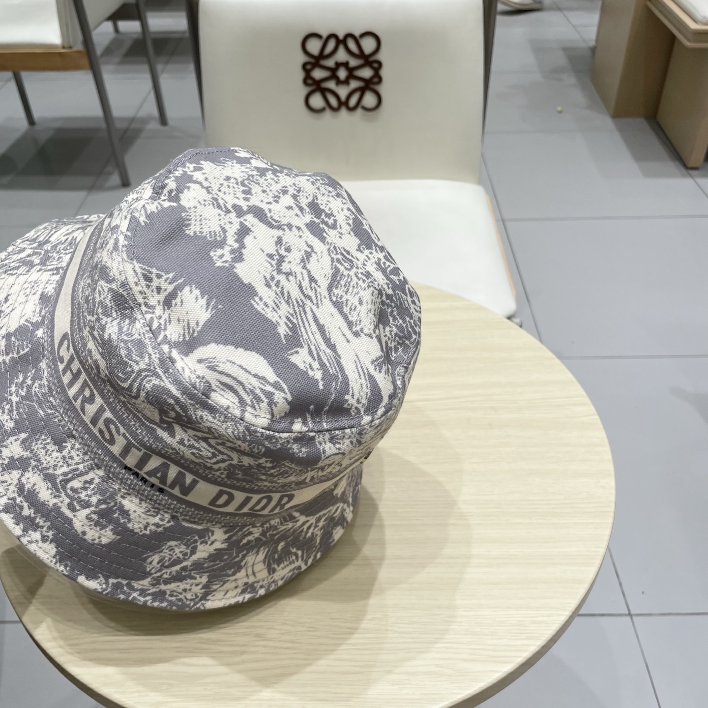  迪奥新款提花渔夫帽
经典老花字母，永不垂朽的时尚
ins博主凹造型小单品🤪