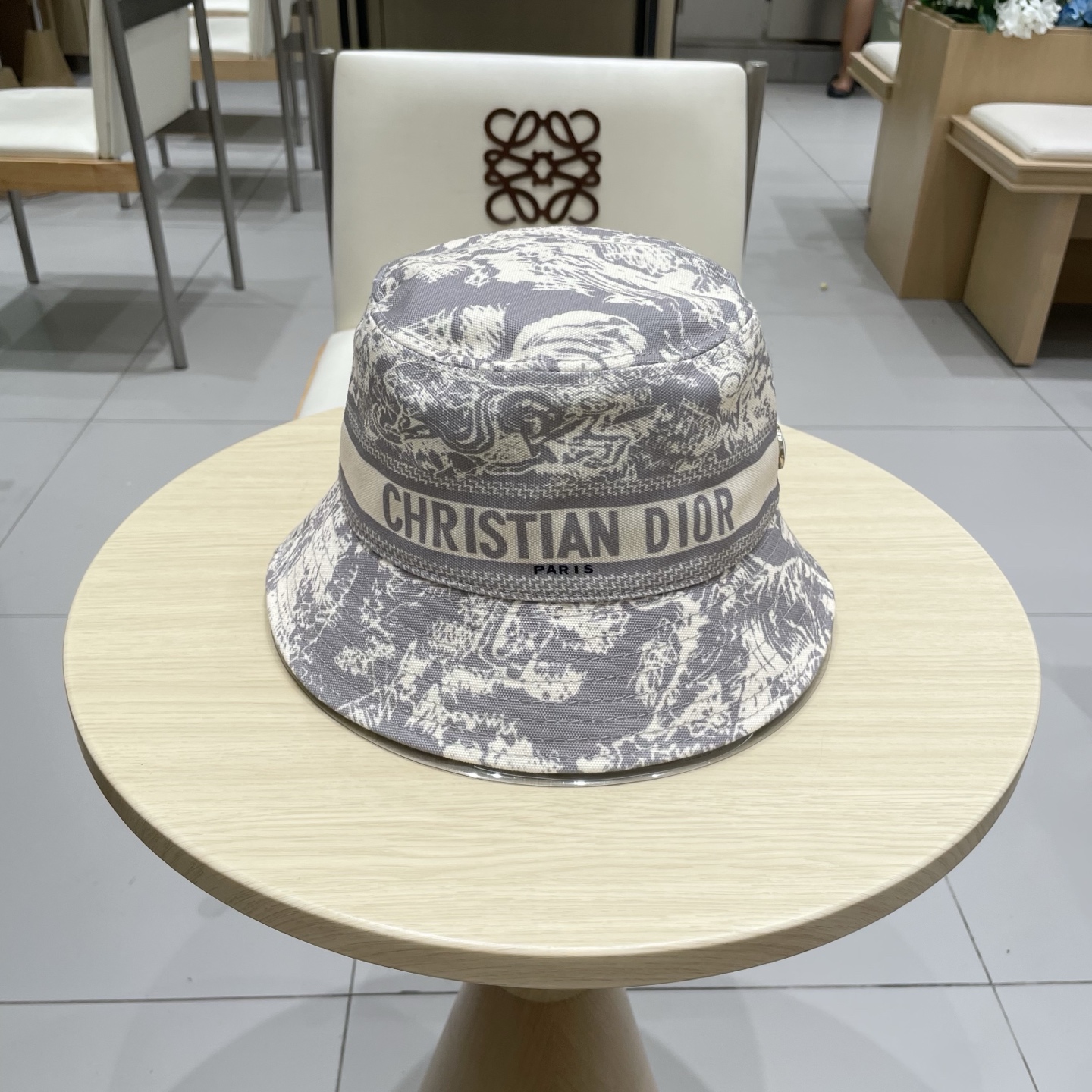  迪奥新款提花渔夫帽
经典老花字母，永不垂朽的时尚
ins博主凹造型小单品🤪