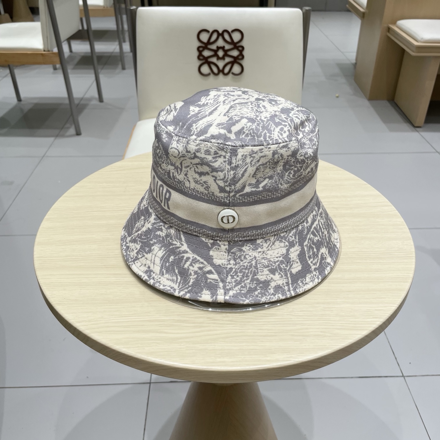  迪奥新款提花渔夫帽
经典老花字母，永不垂朽的时尚
ins博主凹造型小单品🤪