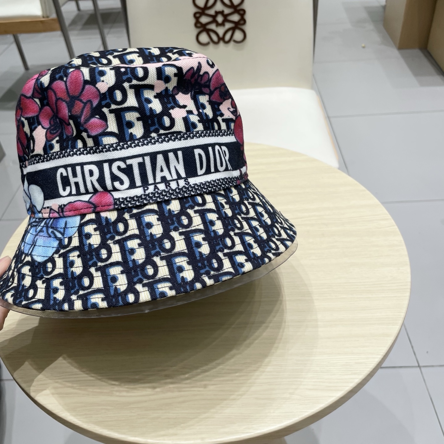  迪奥新款提花渔夫帽
经典老花字母，永不垂朽的时尚
ins博主凹造型小单品🤪