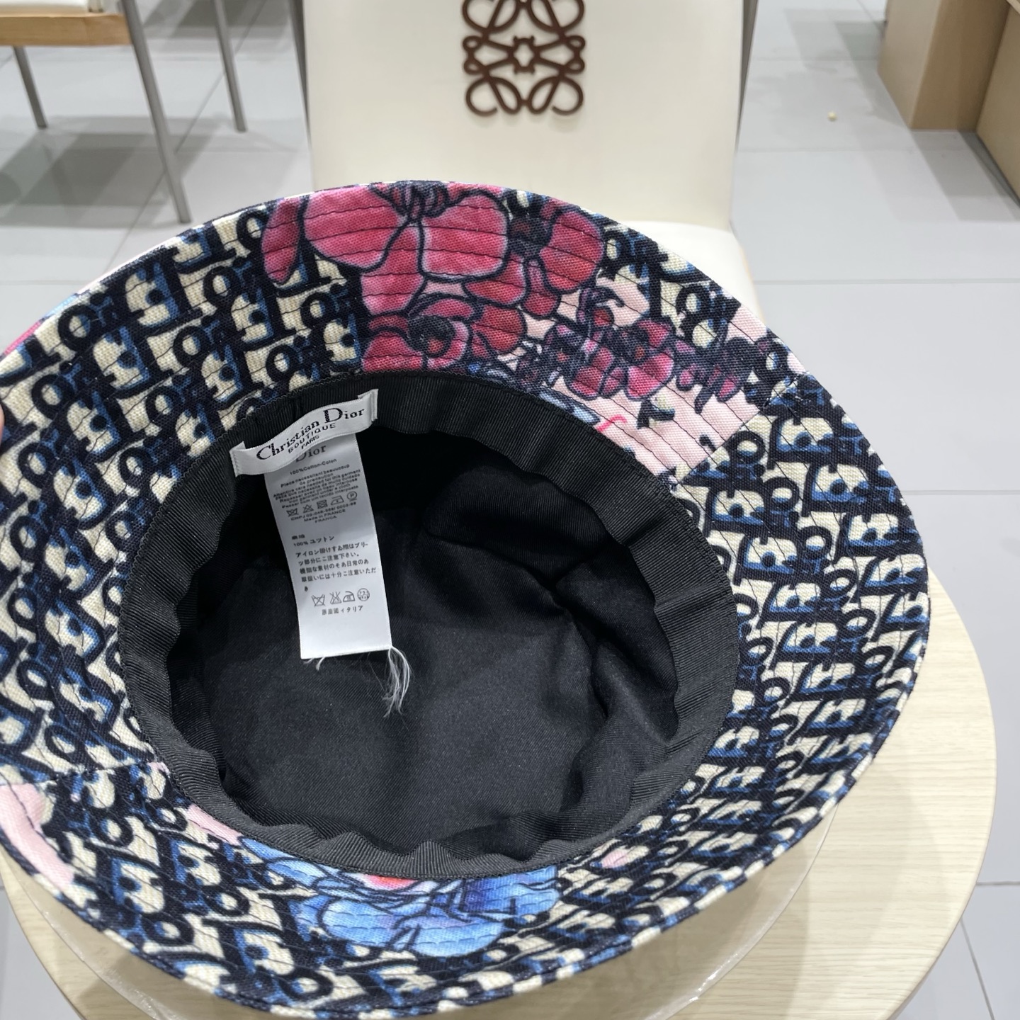  迪奥新款提花渔夫帽
经典老花字母，永不垂朽的时尚
ins博主凹造型小单品🤪