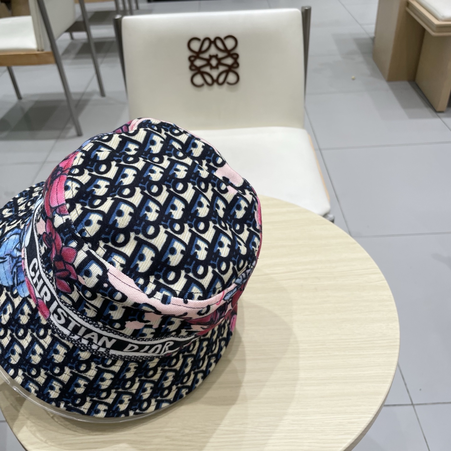  迪奥新款提花渔夫帽
经典老花字母，永不垂朽的时尚
ins博主凹造型小单品🤪