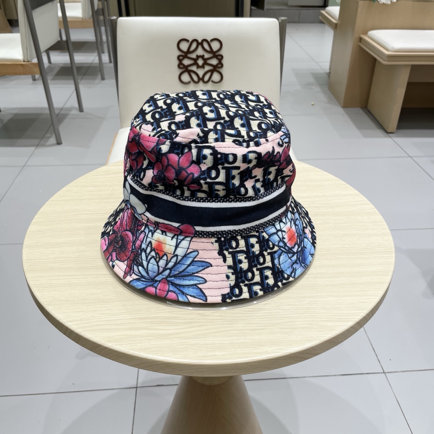  迪奥新款提花渔夫帽
经典老花字母，永不垂朽的时尚
ins博主凹造型小单品🤪