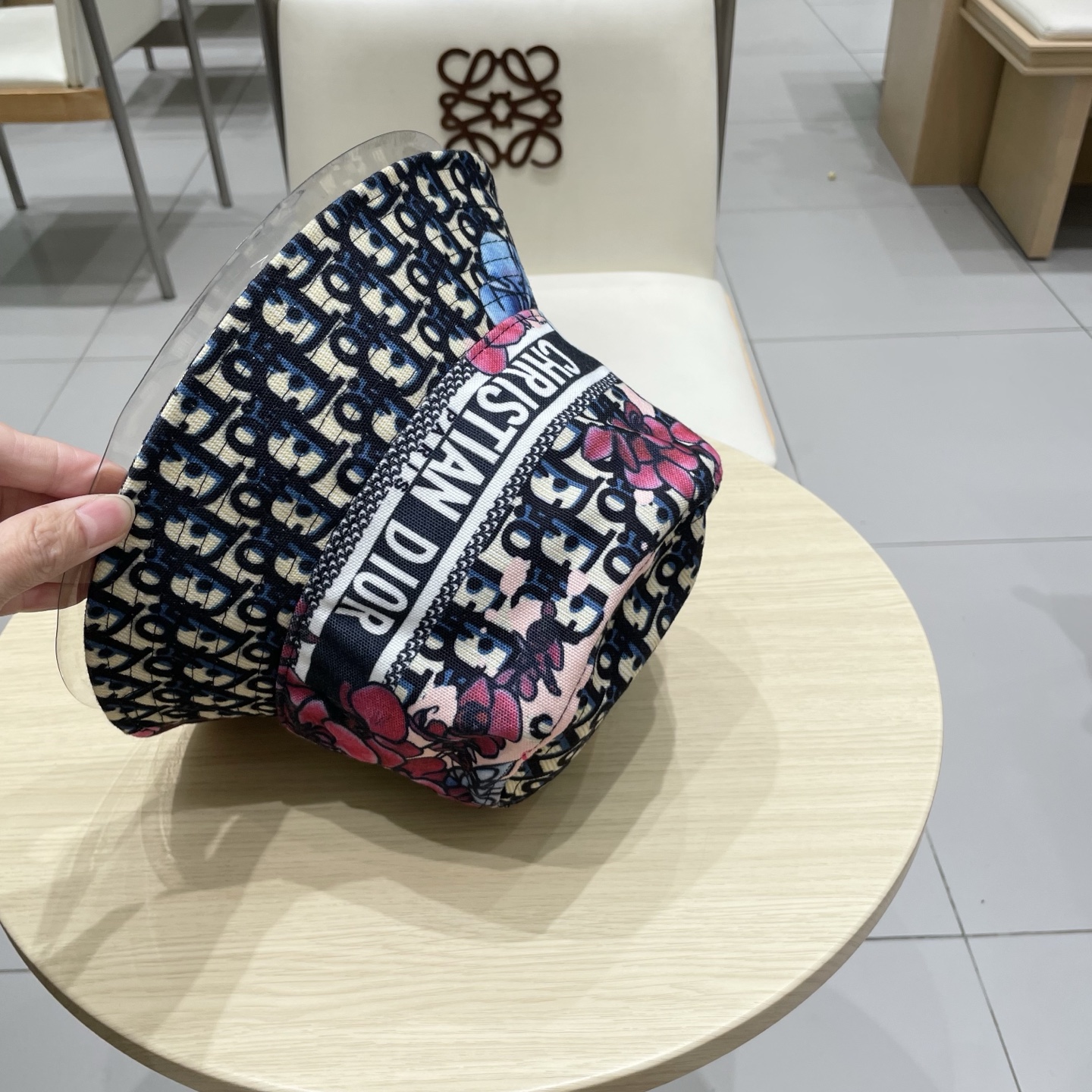  迪奥新款提花渔夫帽
经典老花字母，永不垂朽的时尚
ins博主凹造型小单品🤪