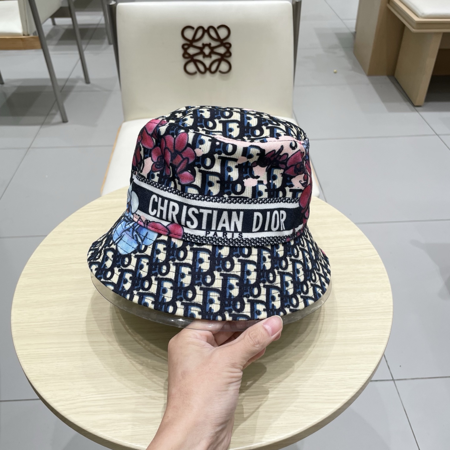  迪奥新款提花渔夫帽
经典老花字母，永不垂朽的时尚
ins博主凹造型小单品🤪