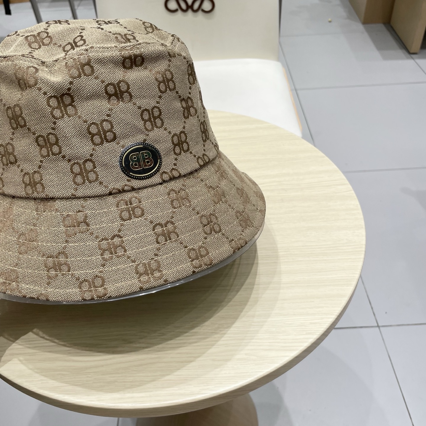  巴黎世家新款渔夫帽
工艺面料设计感满满