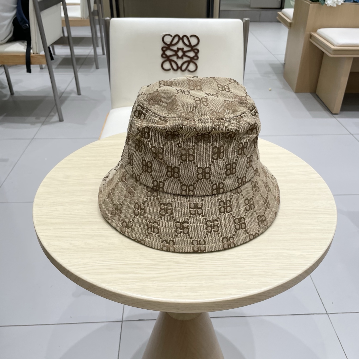  巴黎世家新款渔夫帽
工艺面料设计感满满