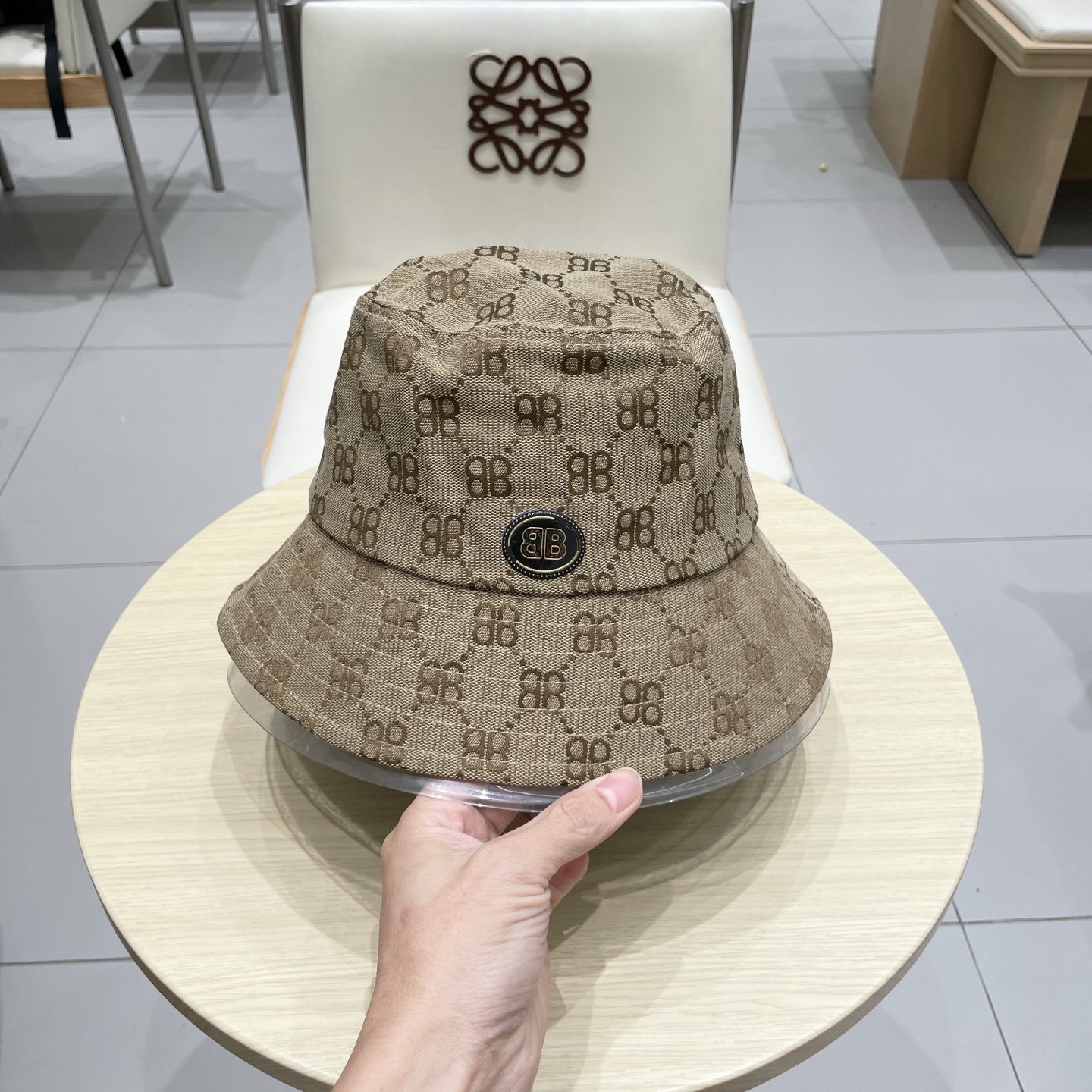  巴黎世家新款渔夫帽
工艺面料设计感满满