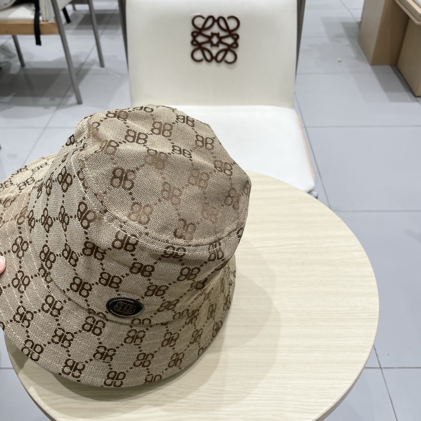  巴黎世家新款渔夫帽
工艺面料设计感满满