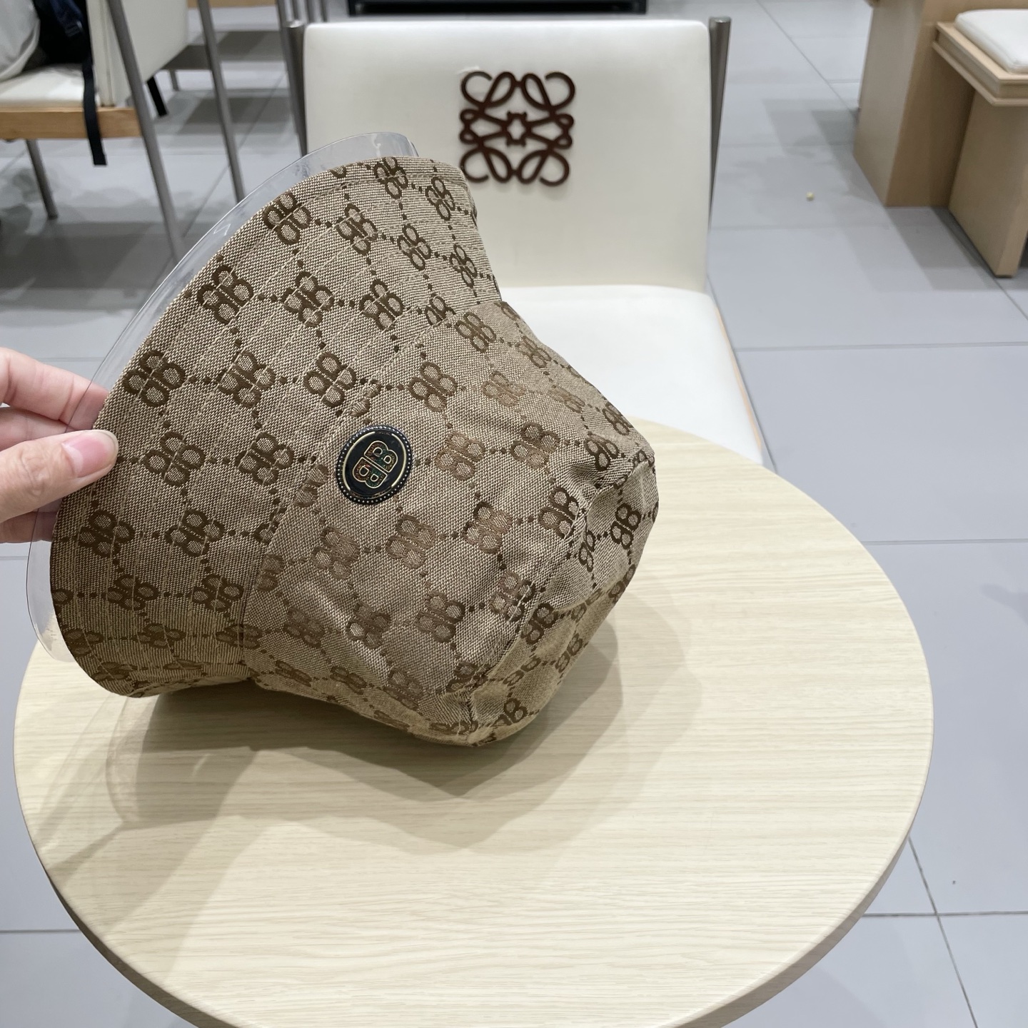  巴黎世家新款渔夫帽
工艺面料设计感满满