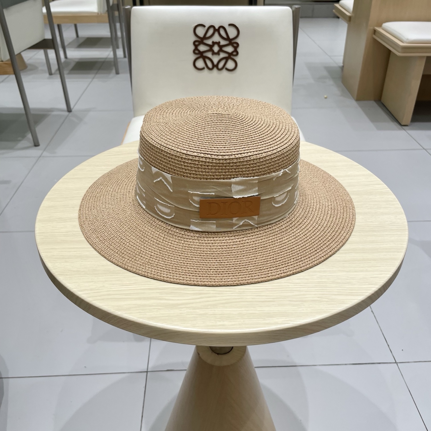 Elegante Sombrero de Paja Dior para Mujer | Ala Ancha y Estilo Refinado