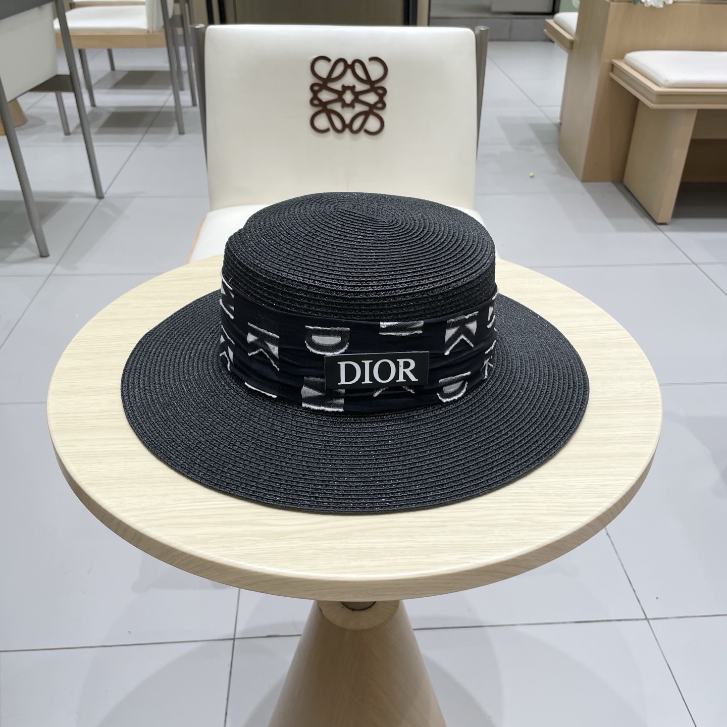 Dior Nieuwe Zwarte Strohoed met Platte Kroon en Logo Band - Hoofdomtrek 57cm
