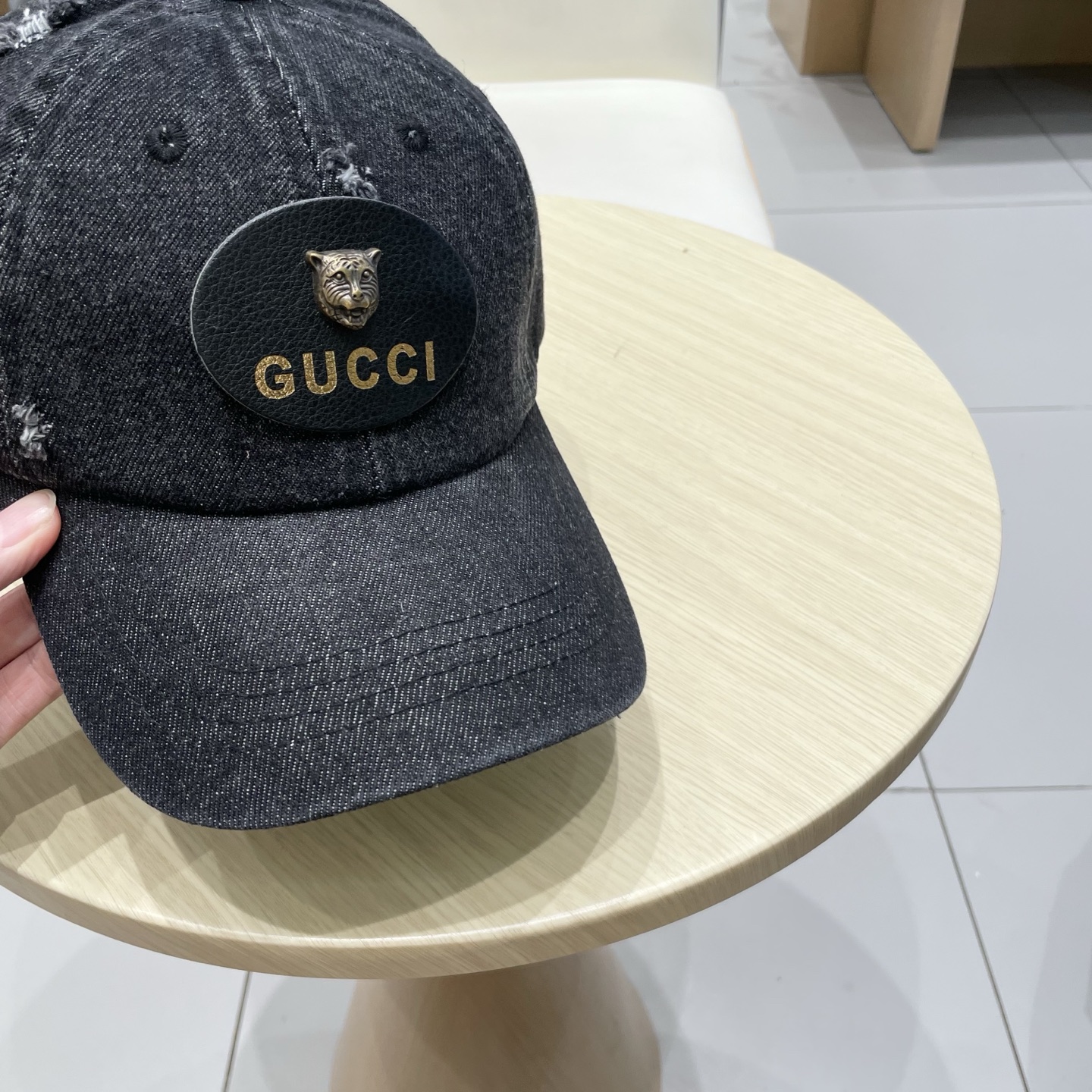   Gucci(古奇)新款原单棒球帽😍😍复古设计，专柜11开模订制！牛仔布料，轻盈透气！实物拍摄，男女适