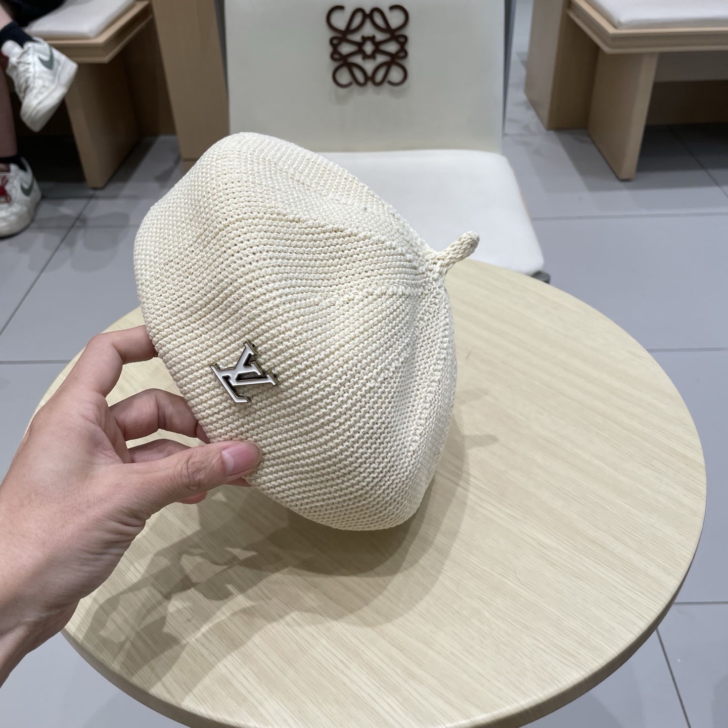   LV路易威登春夏新款贝雷帽子女夏季薄款仿草帽手钩透气显脸小画家帽报童帽