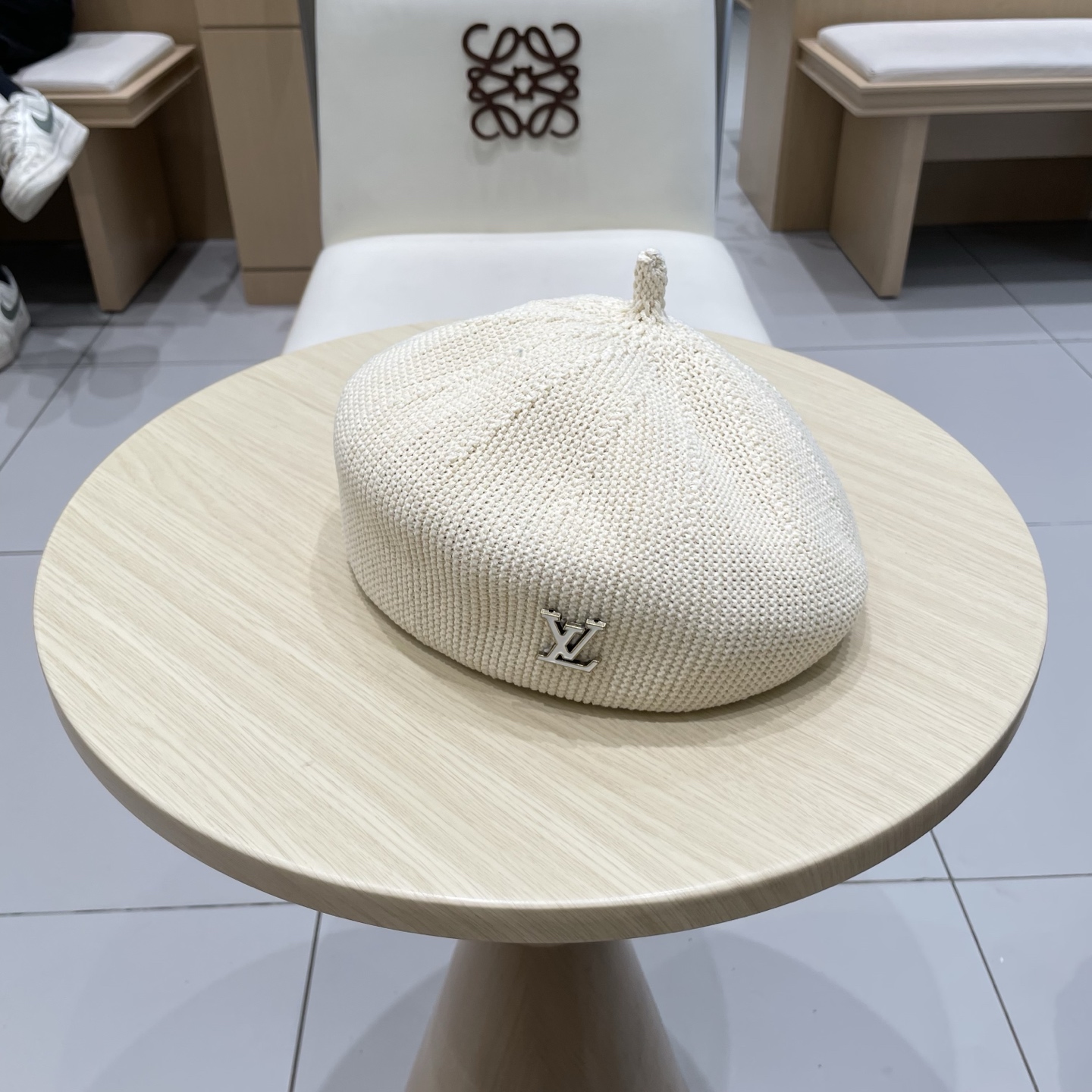   LV路易威登春夏新款贝雷帽子女夏季薄款仿草帽手钩透气显脸小画家帽报童帽