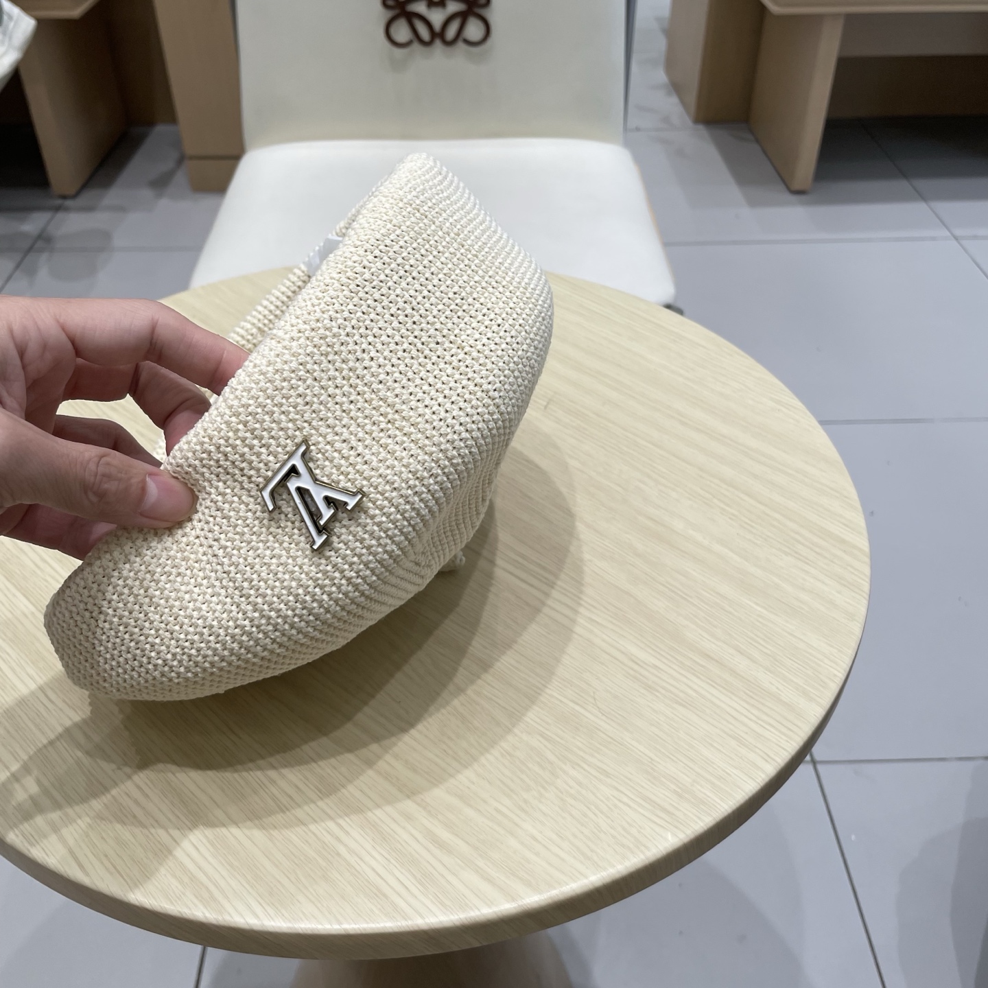   LV路易威登春夏新款贝雷帽子女夏季薄款仿草帽手钩透气显脸小画家帽报童帽