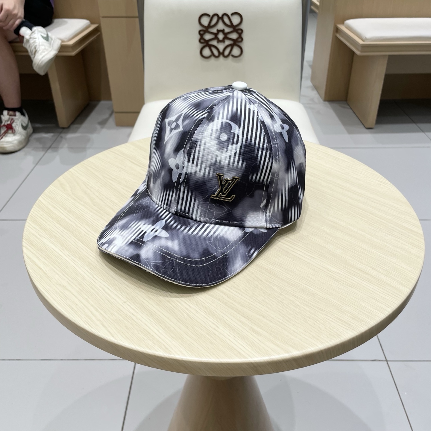  🧢路易威登棒球帽 LouisVuitton😍新款LV棒球帽，重工打造♥️高端大气，百搭款🤗男女通用！跑