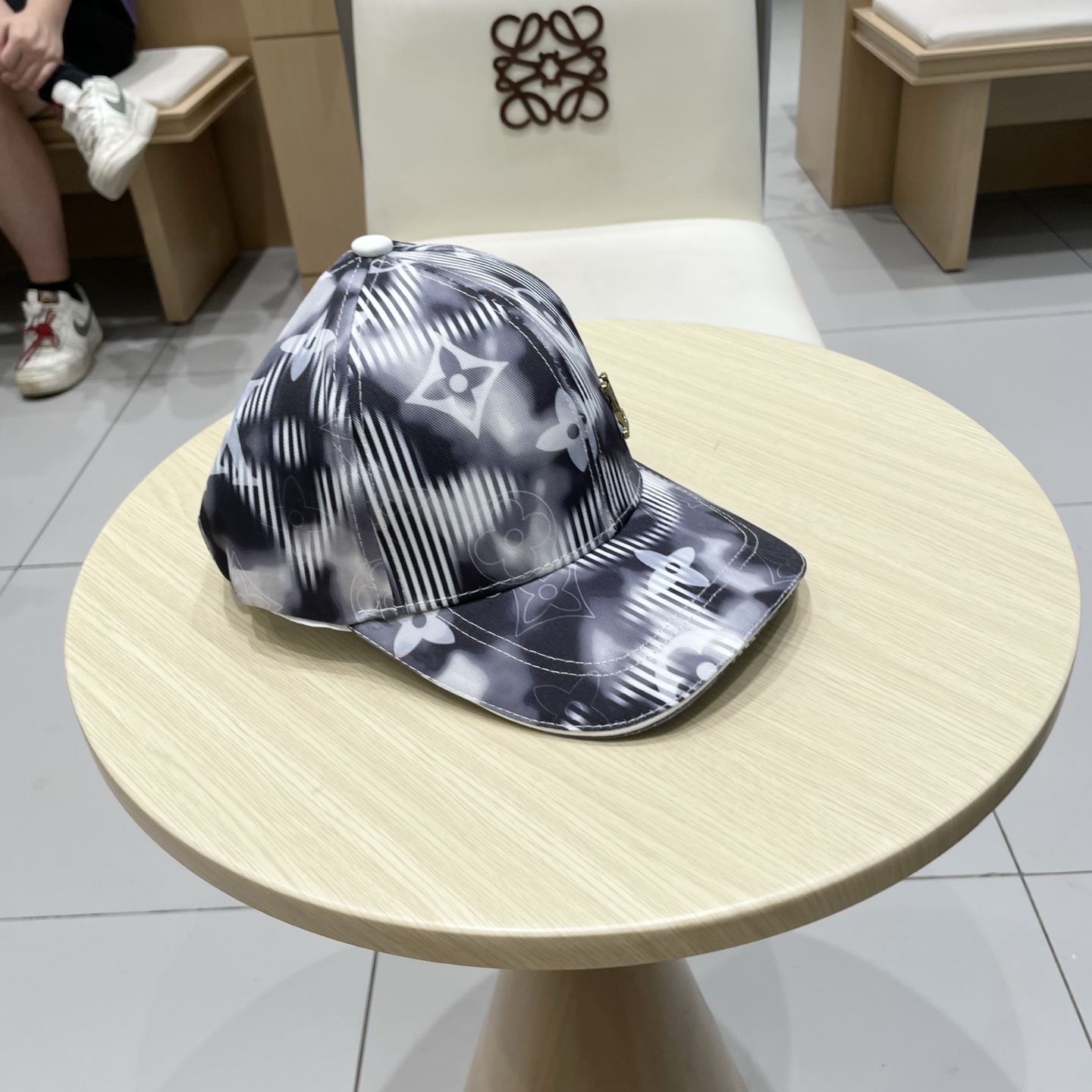  🧢路易威登棒球帽 LouisVuitton😍新款LV棒球帽，重工打造♥️高端大气，百搭款🤗男女通用！跑