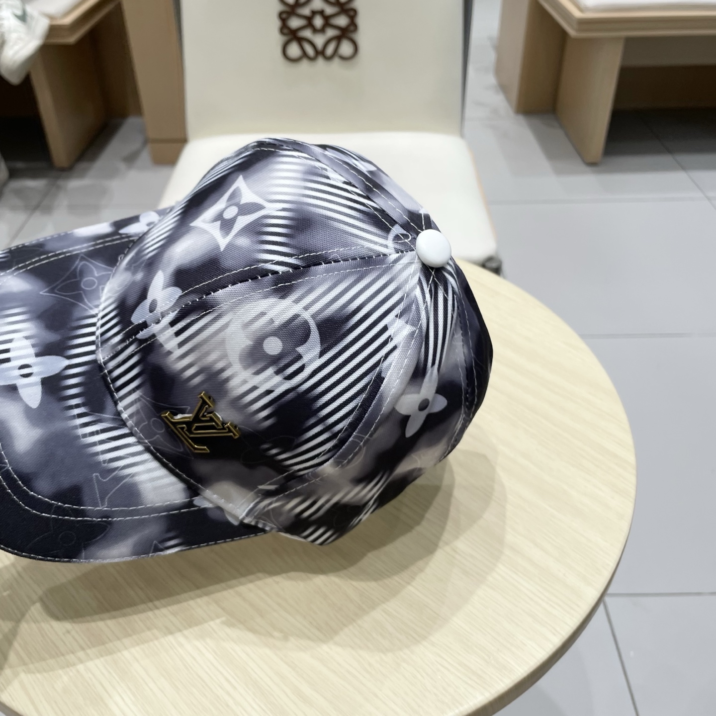  🧢路易威登棒球帽 LouisVuitton😍新款LV棒球帽，重工打造♥️高端大气，百搭款🤗男女通用！跑